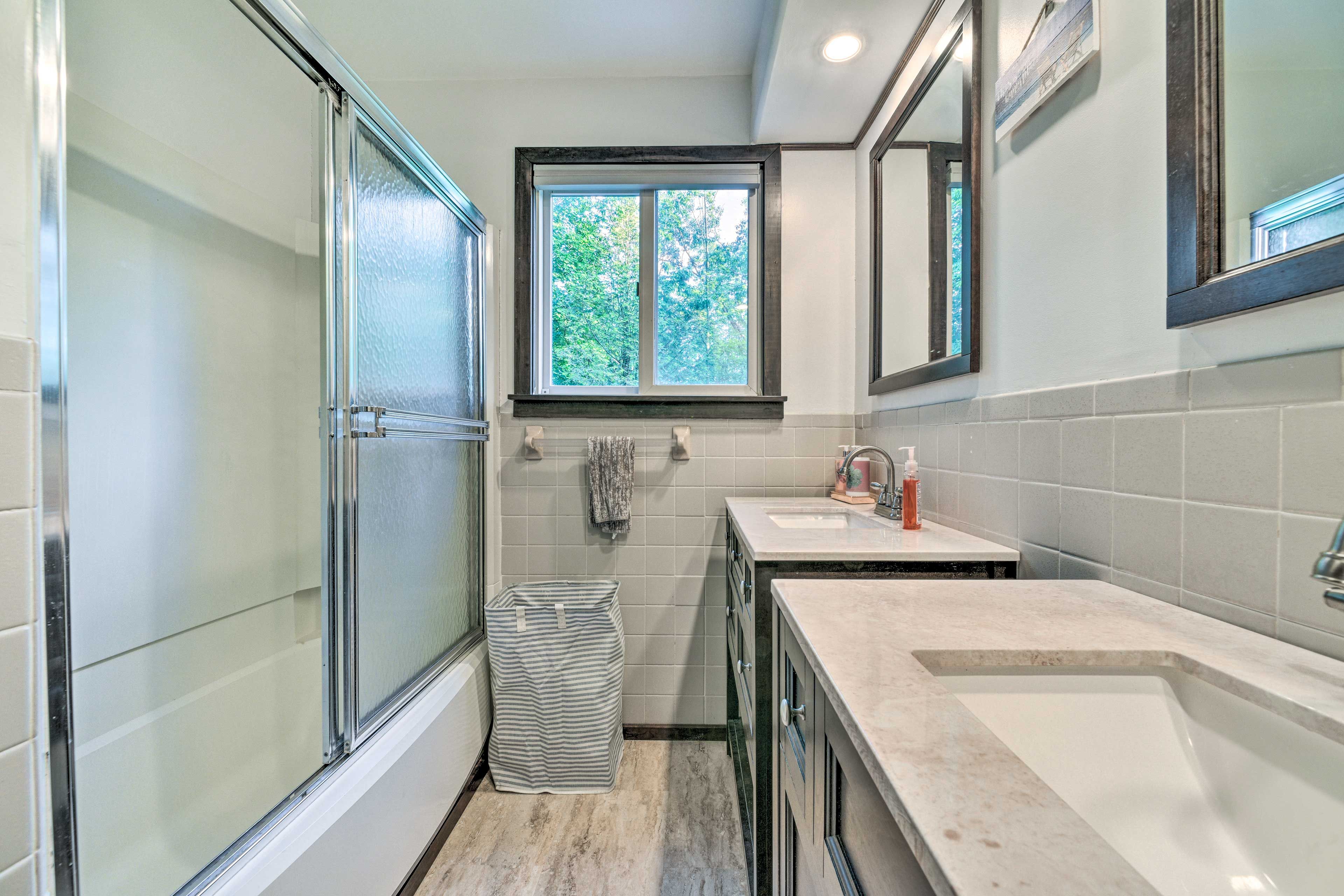 Full Bathroom | Towels Provided | 1st Floor
