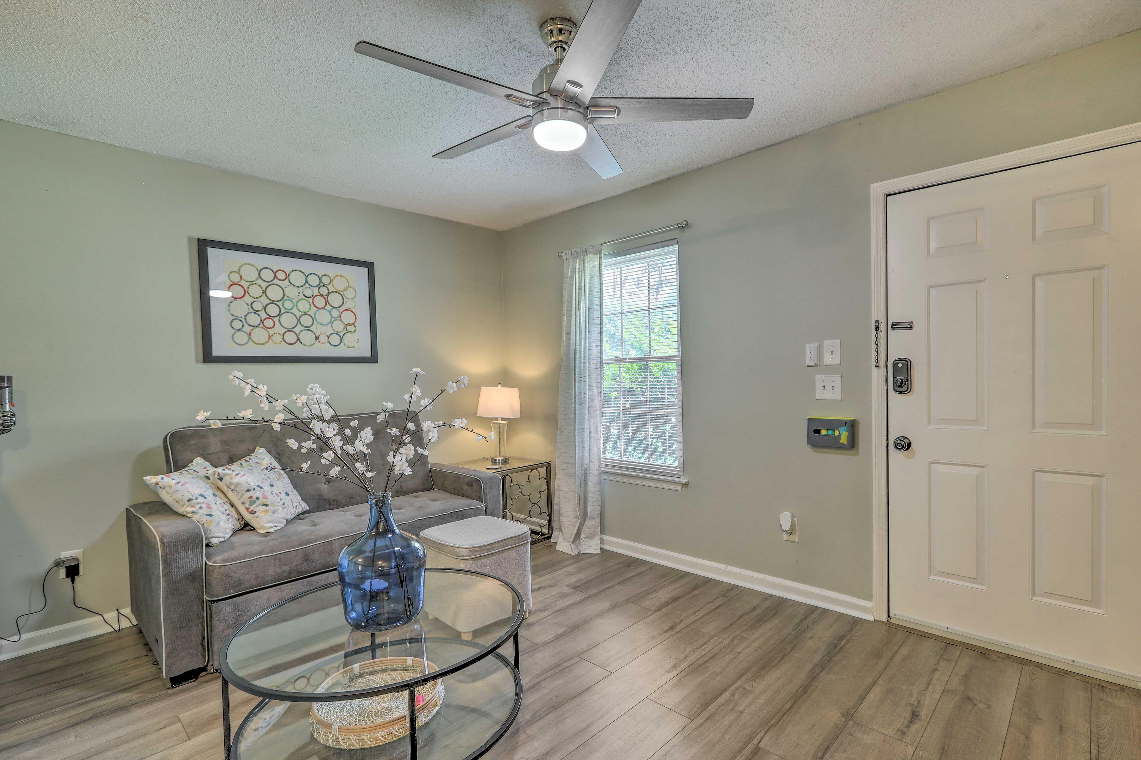 Living Room | Queen Sleeper Sofa | Smart TV | WiFi | Central A/C & Heat