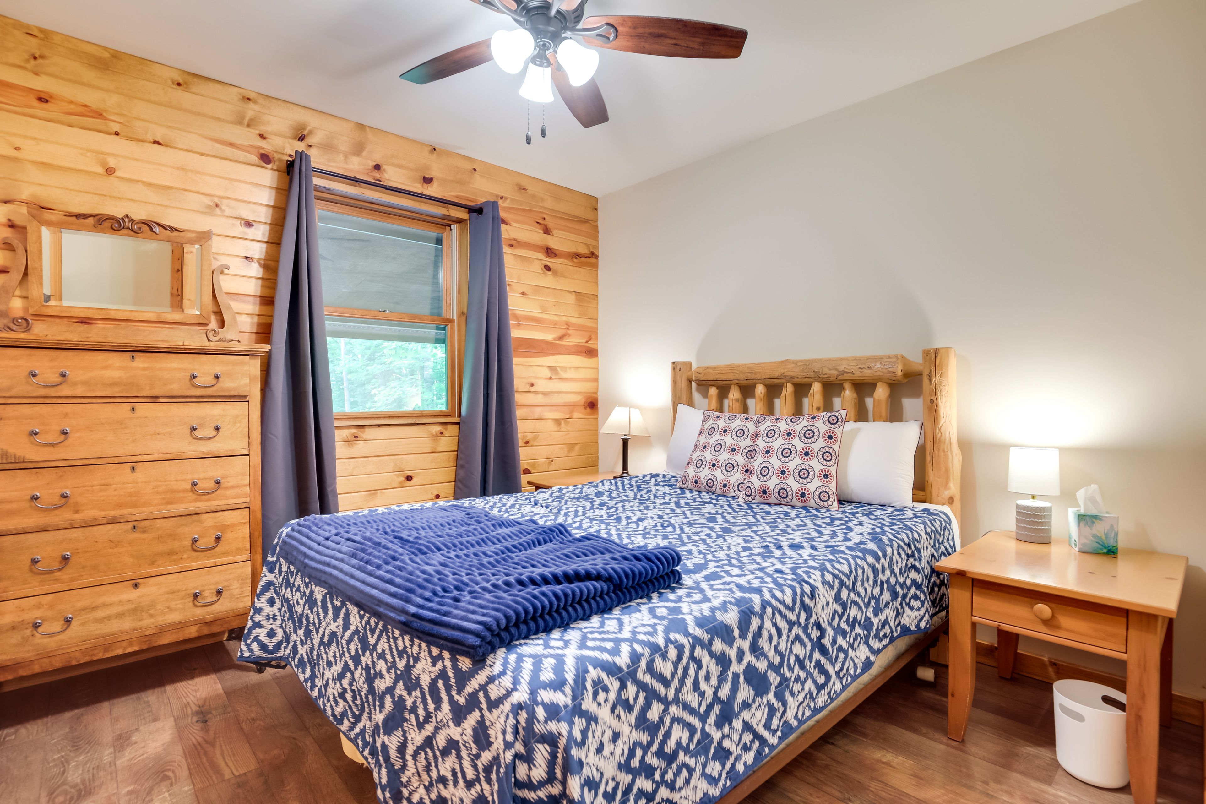 Bedroom 2 | Queen Bed