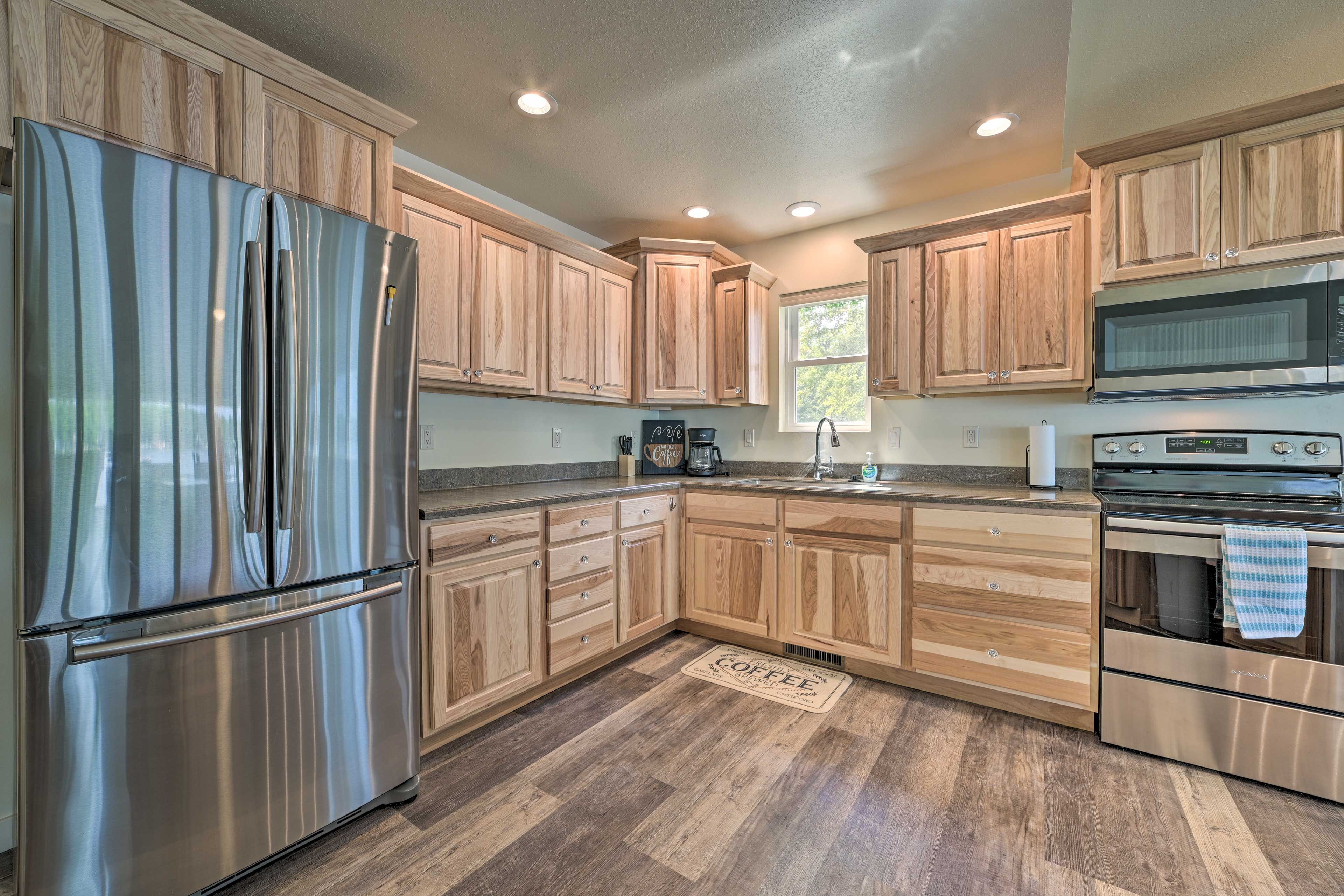 Kitchen | Cooking Basics | Crockpot | Toaster | Complimentary Spices
