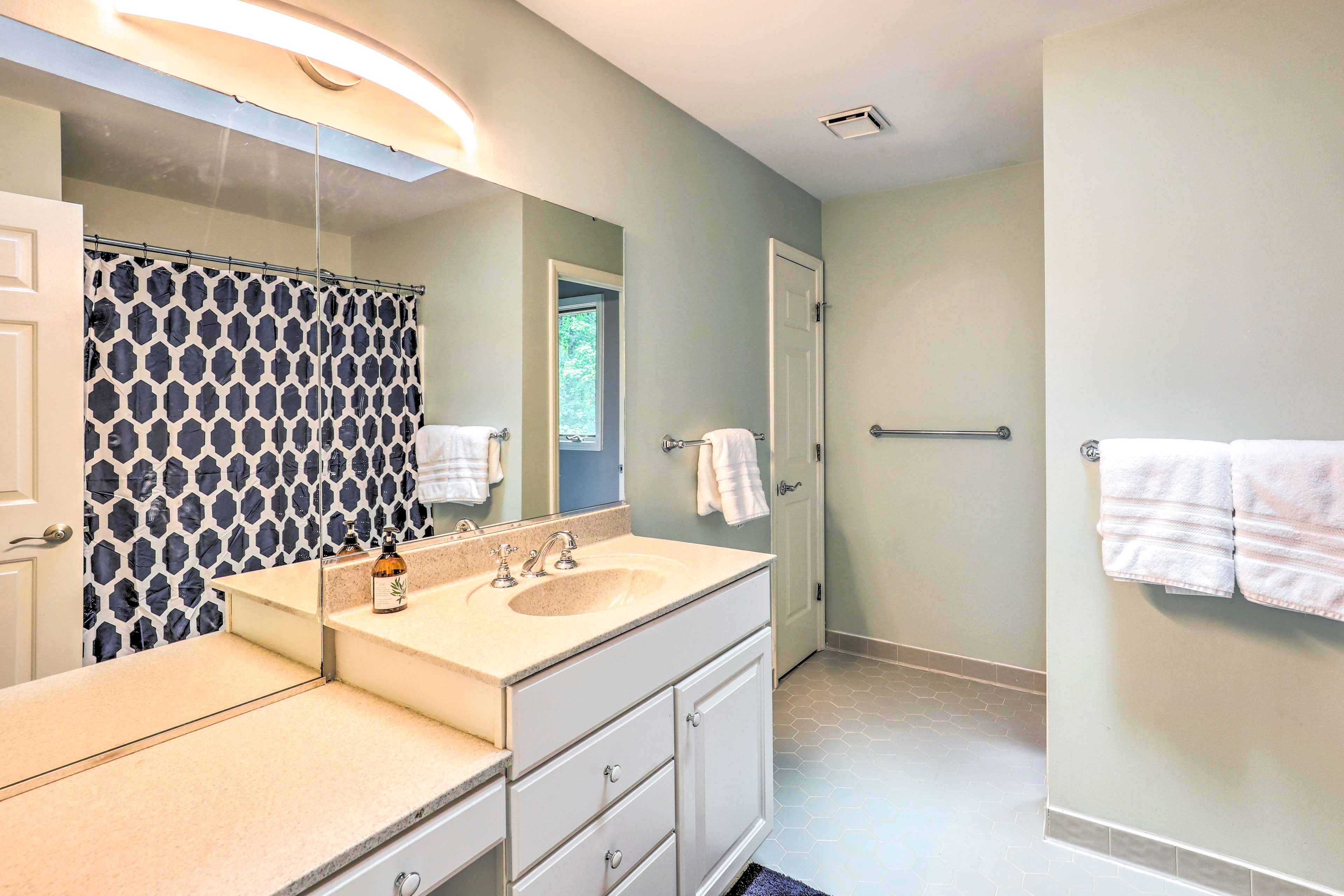 Full Bathroom | 2nd Floor | Towels Provided