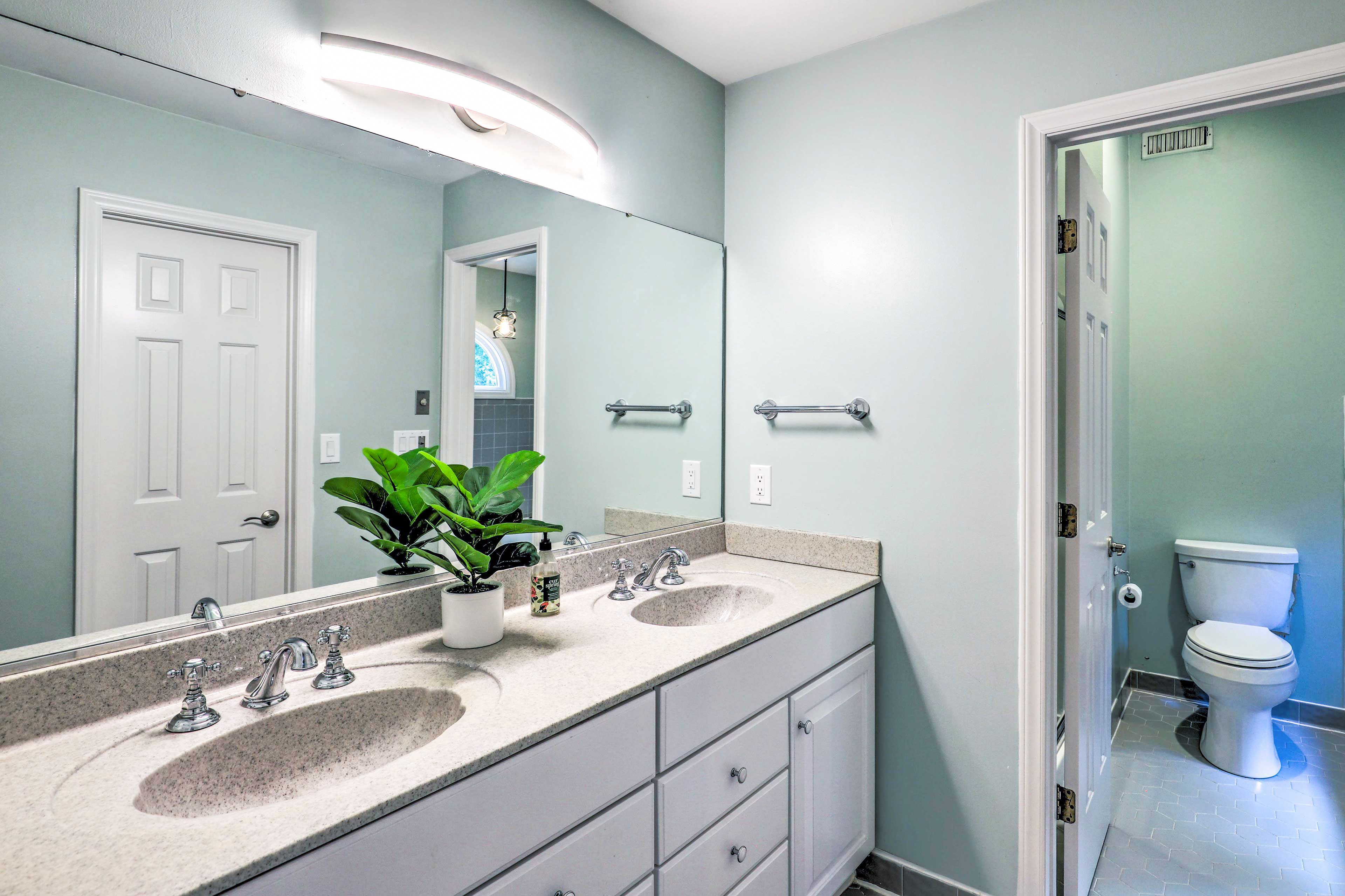 En-Suite Bathroom | 2nd Floor | Jetted Tub