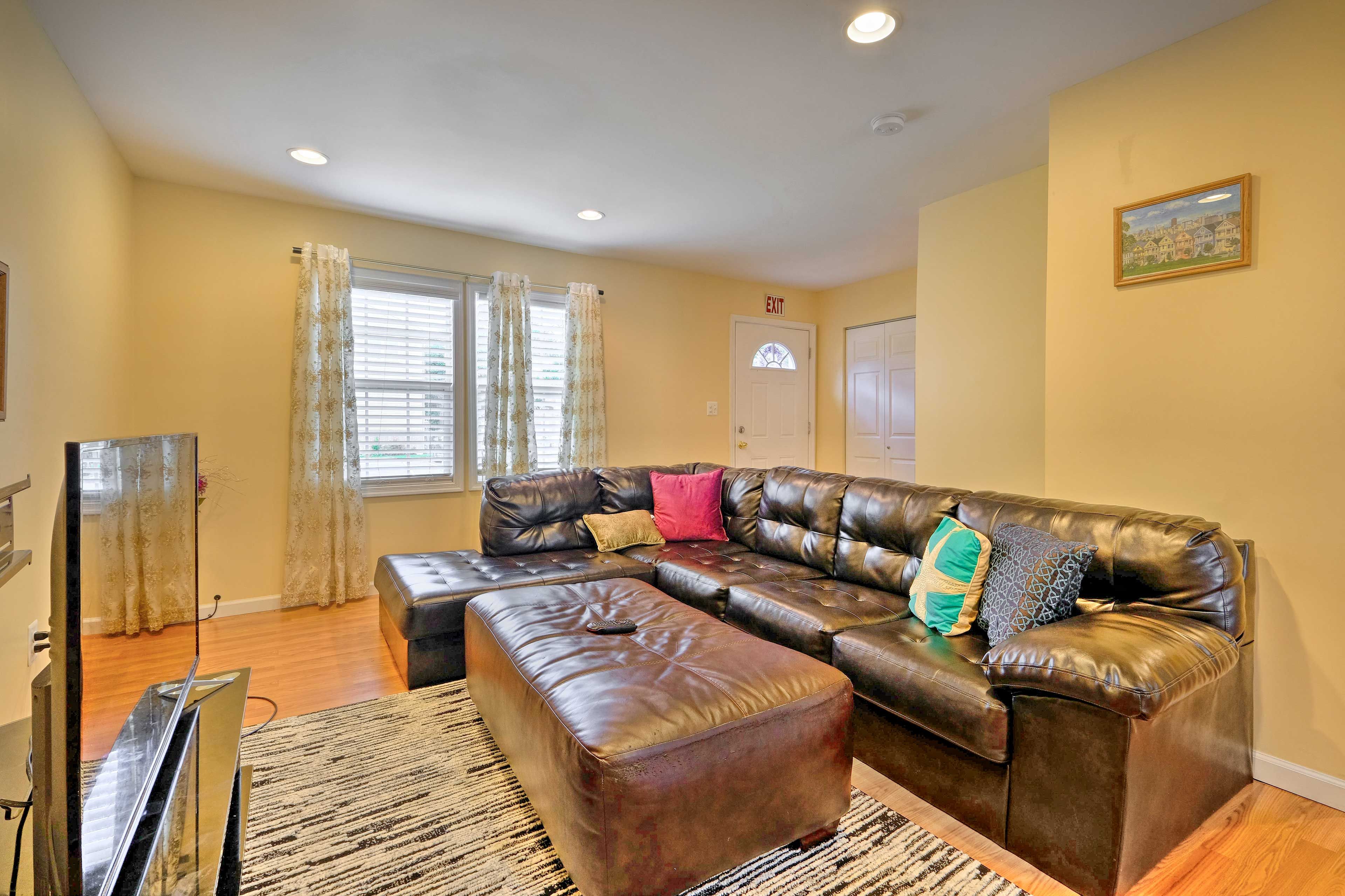 Living Room | Smart TV | Free WiFi