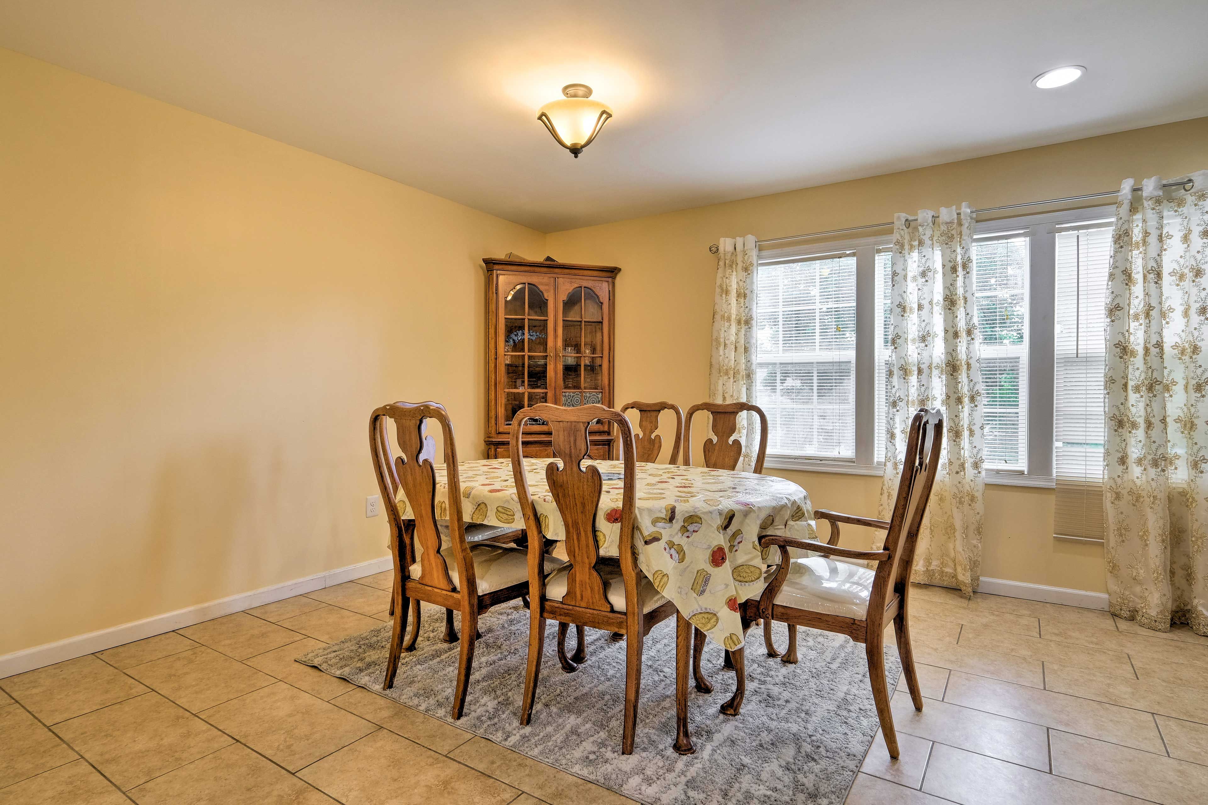 Dining Area | Flatware & Dishware | Open Floor Plan