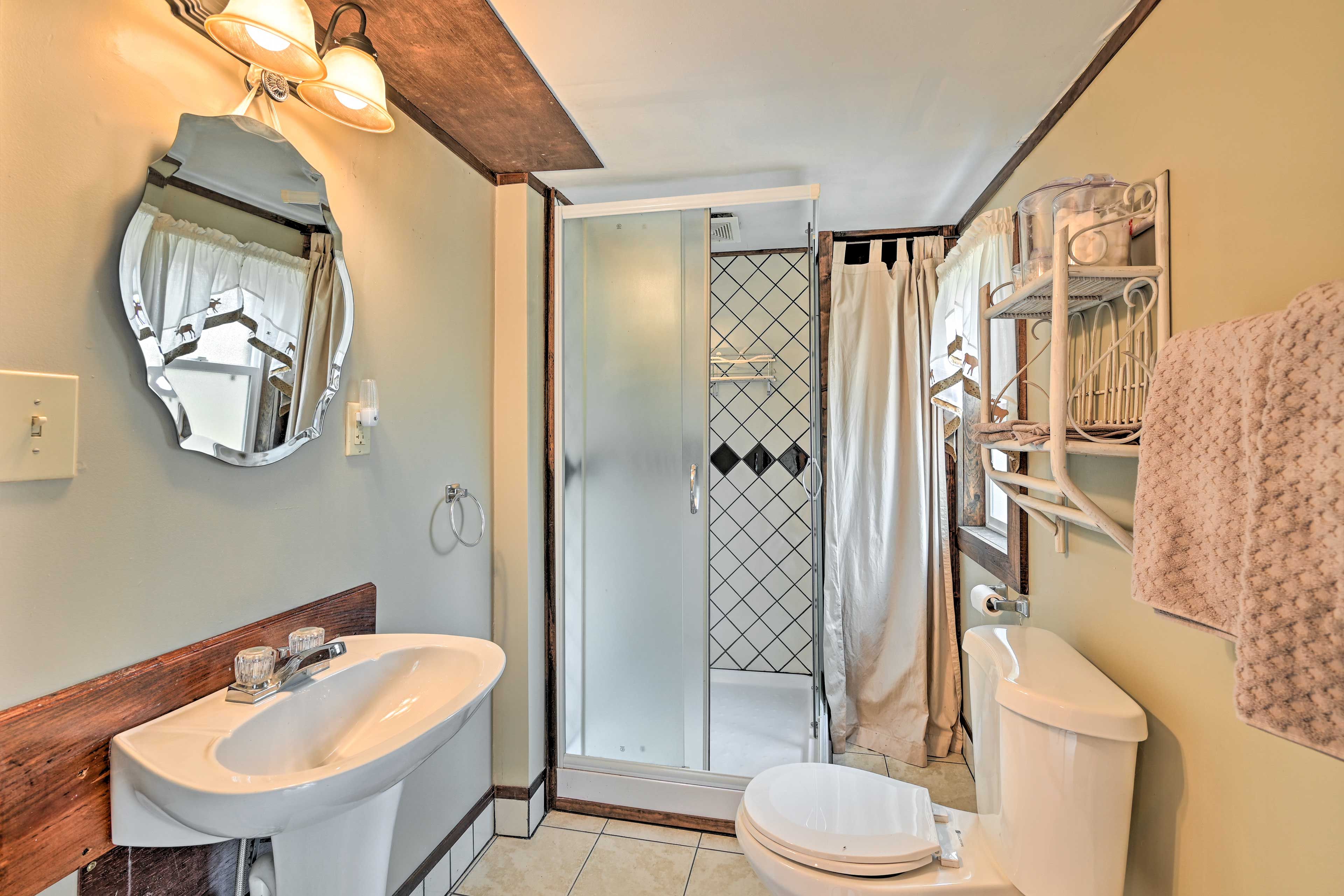Full Bathroom | 1st Floor | Complimentary Toiletries | Towels Provided