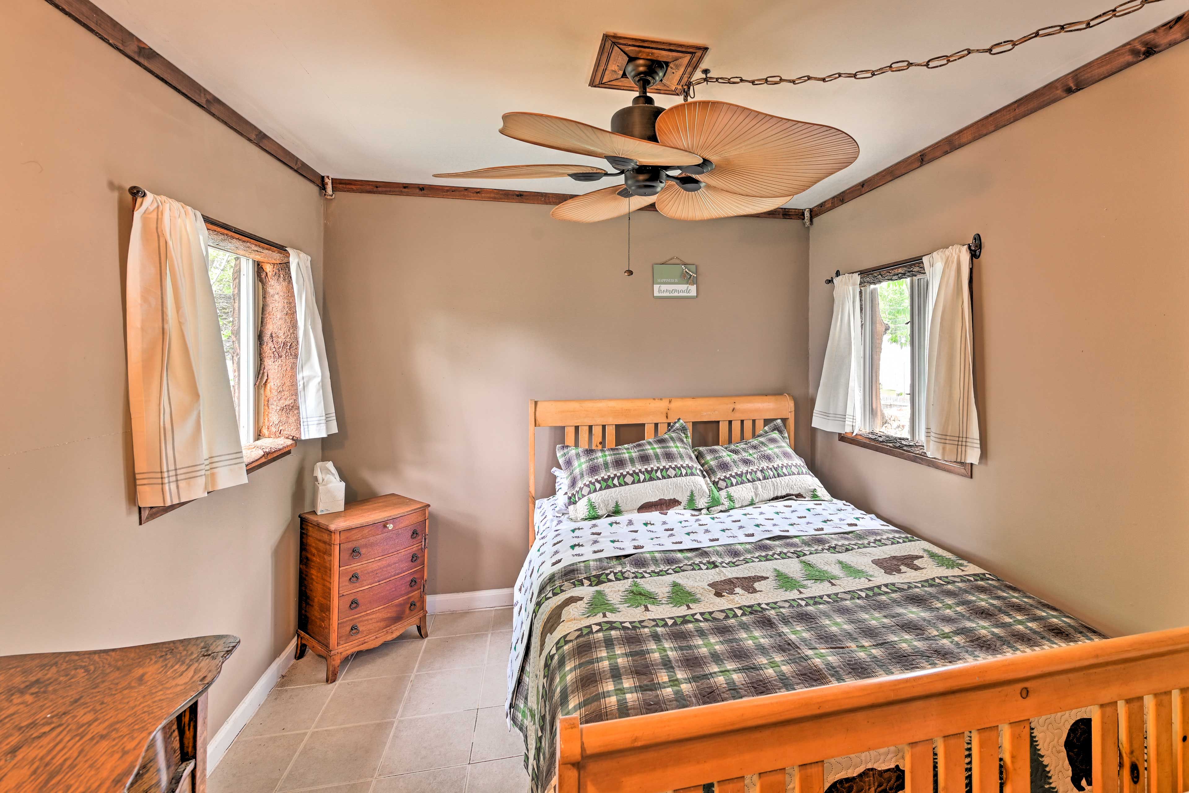 Bedroom | Queen Bed | 1st Floor | Smart TV