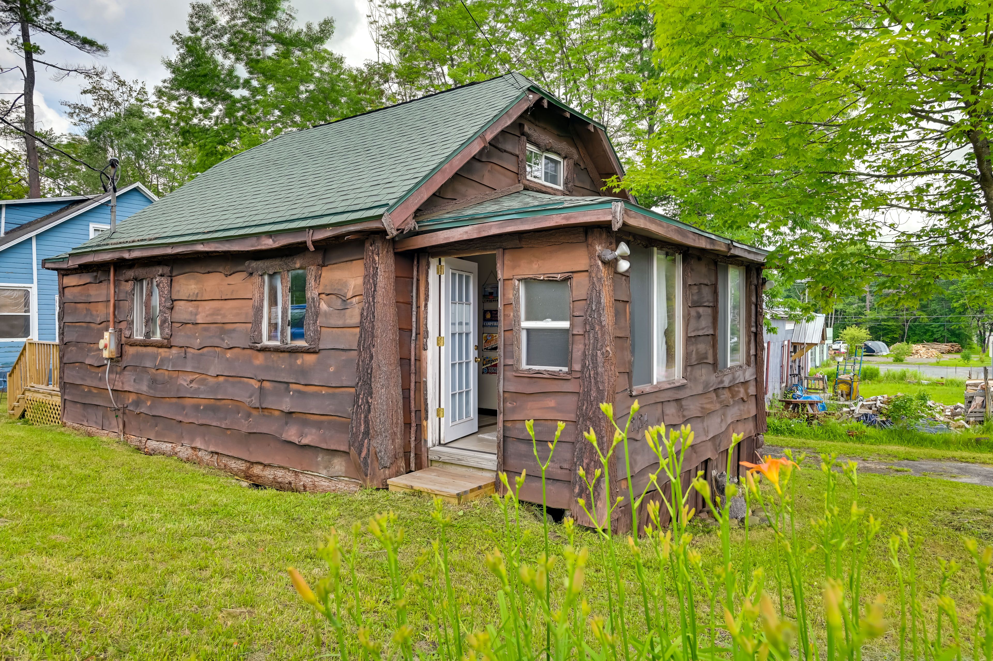 Property Exterior | Driveway (2 Vehicles) | Free Street Parking