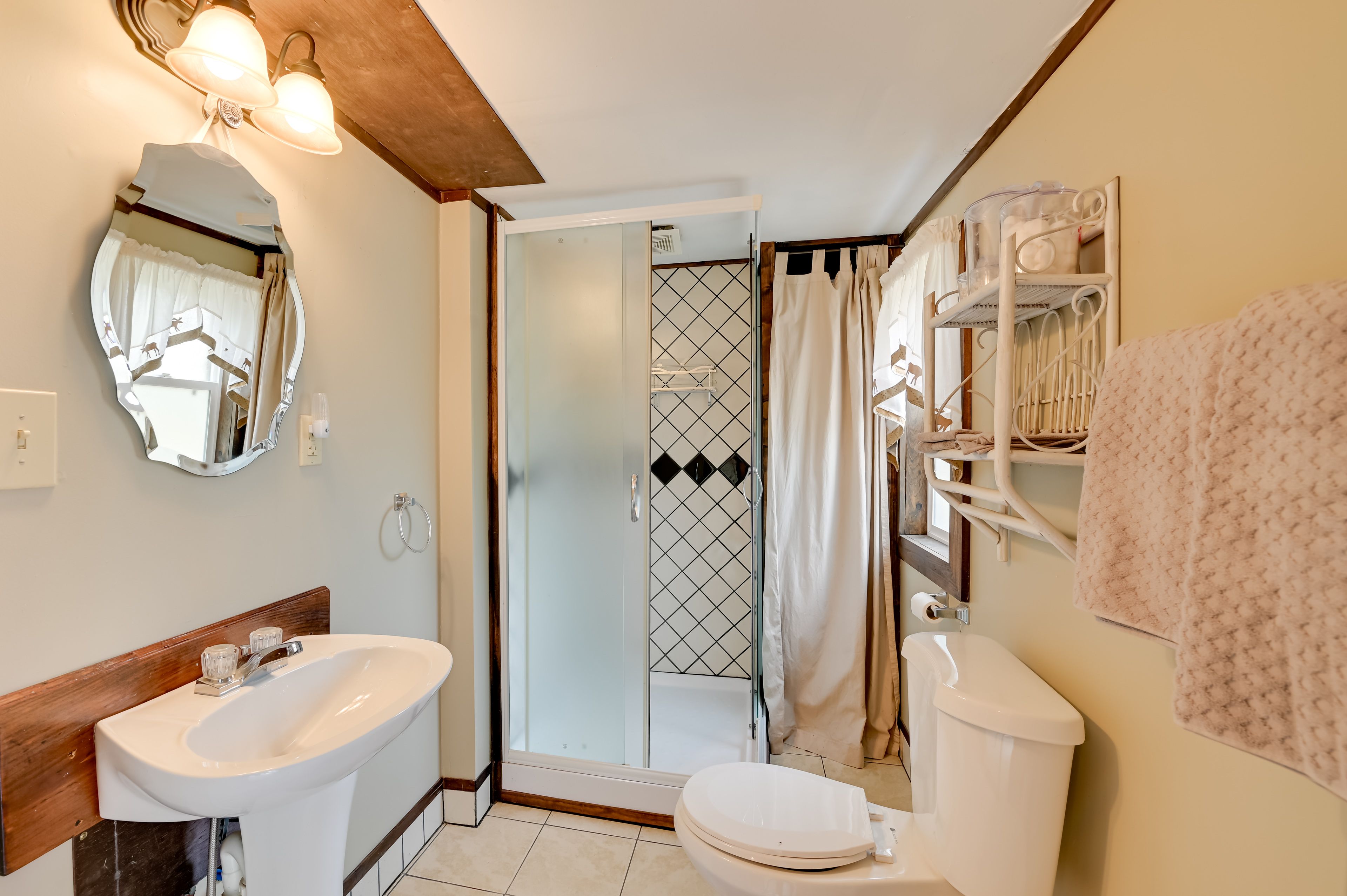 Full Bathroom | 1st Floor | Complimentary Toiletries | Towels Provided