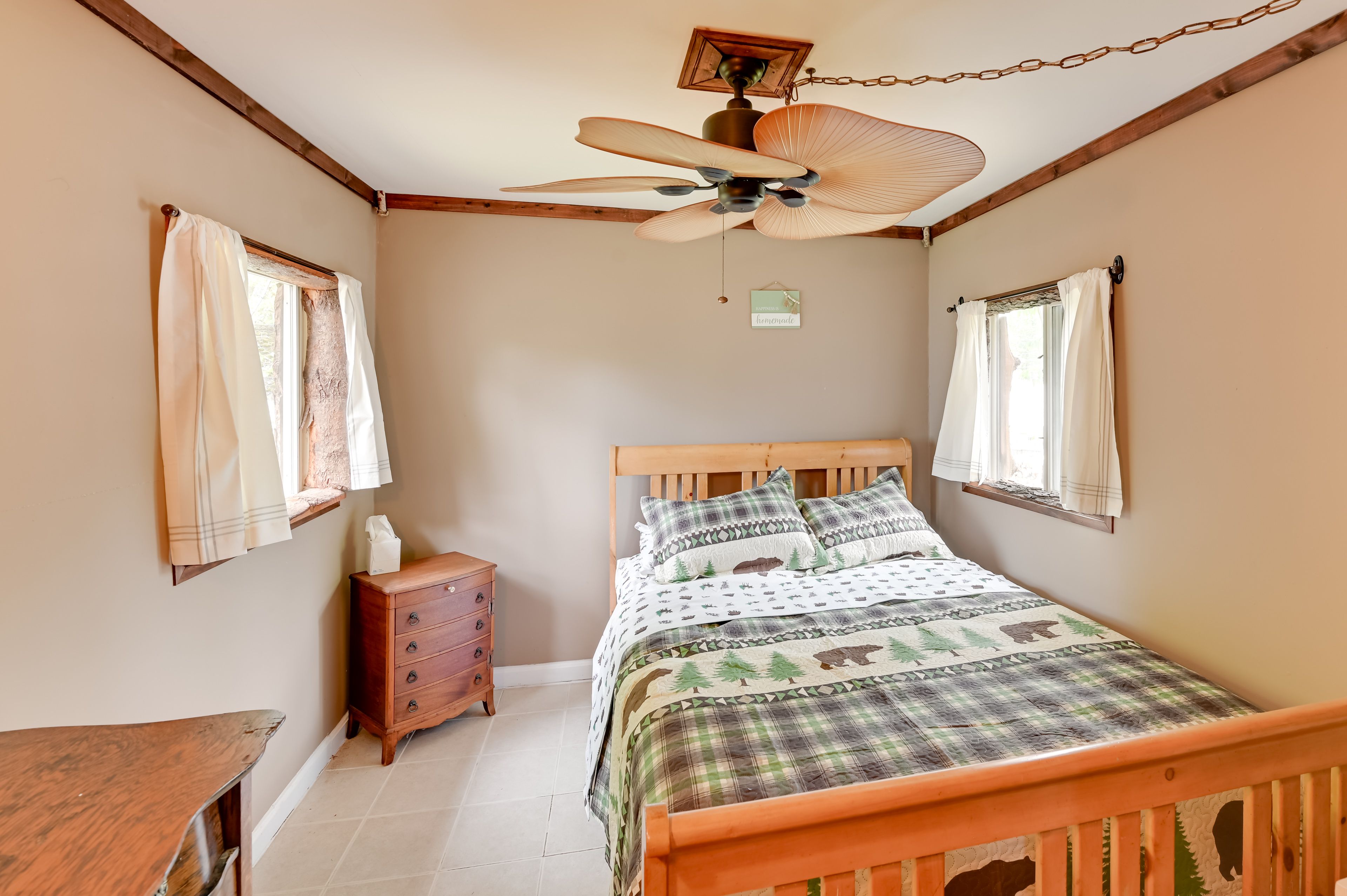 Bedroom | Queen Bed | 1st Floor | Smart TV