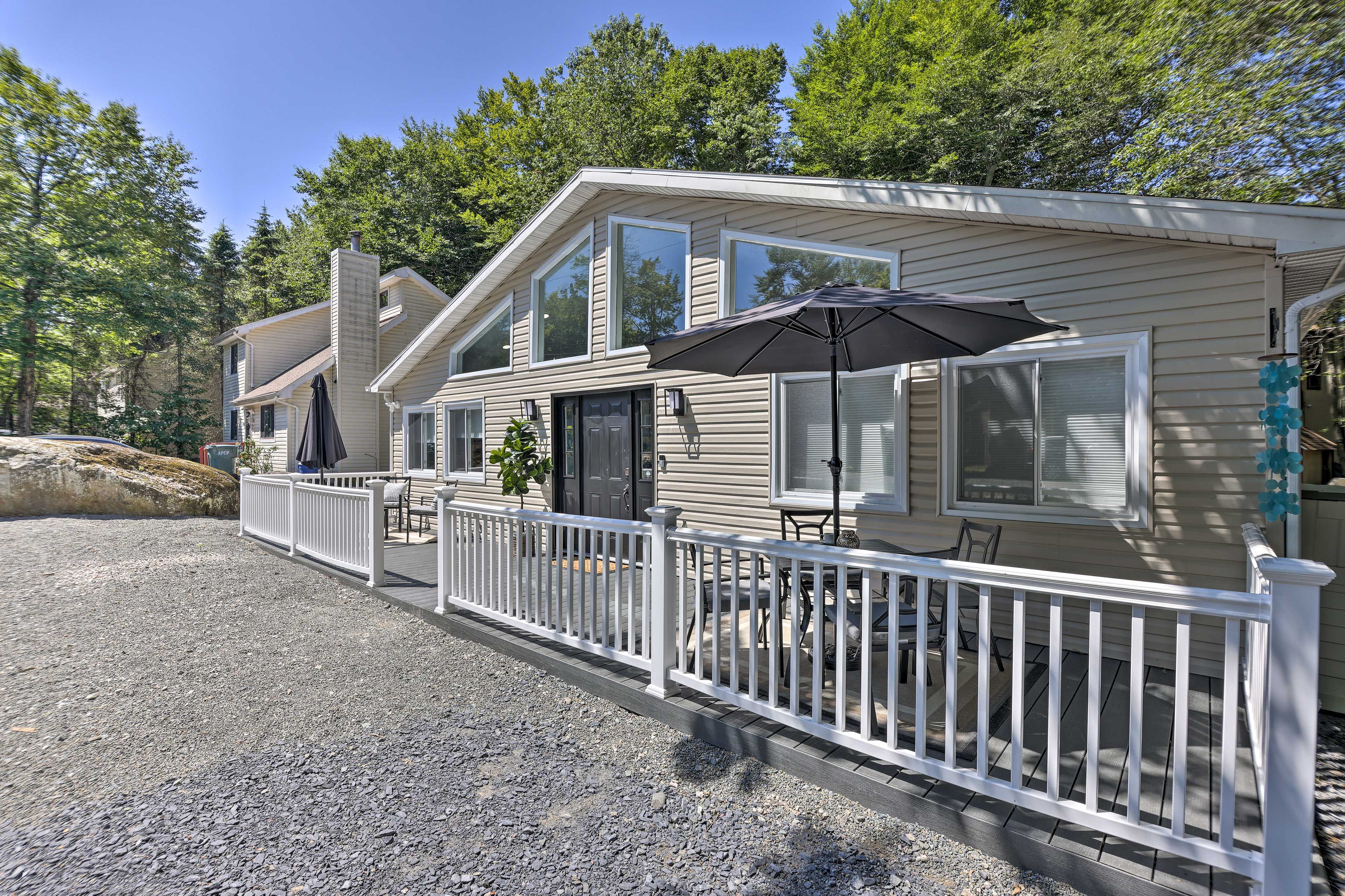 Property Exterior | Driveway Parking (6 Vehicles) | RV Parking