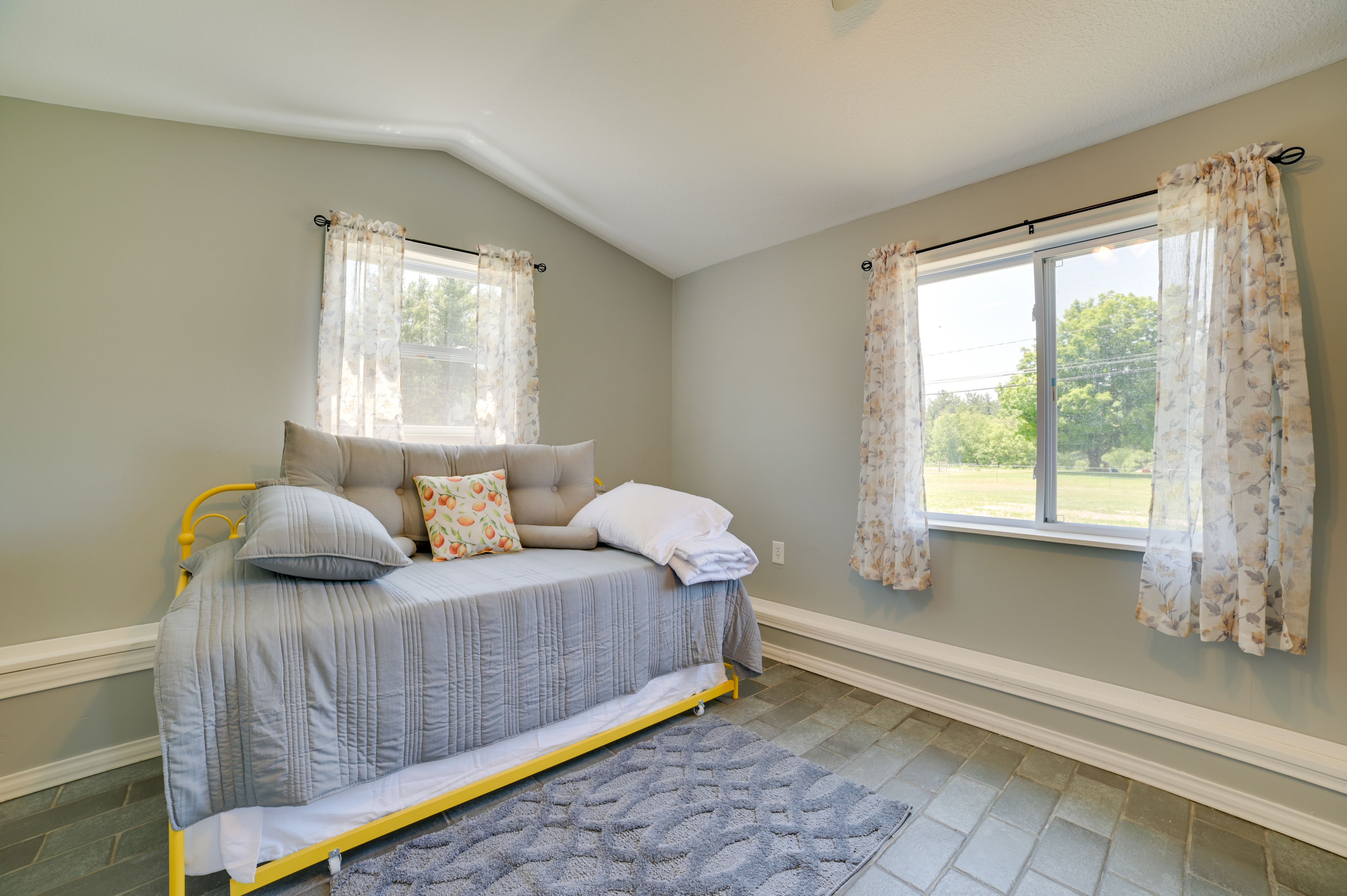 Bedroom 3 | Twin Daybed w/ Twin Trundle