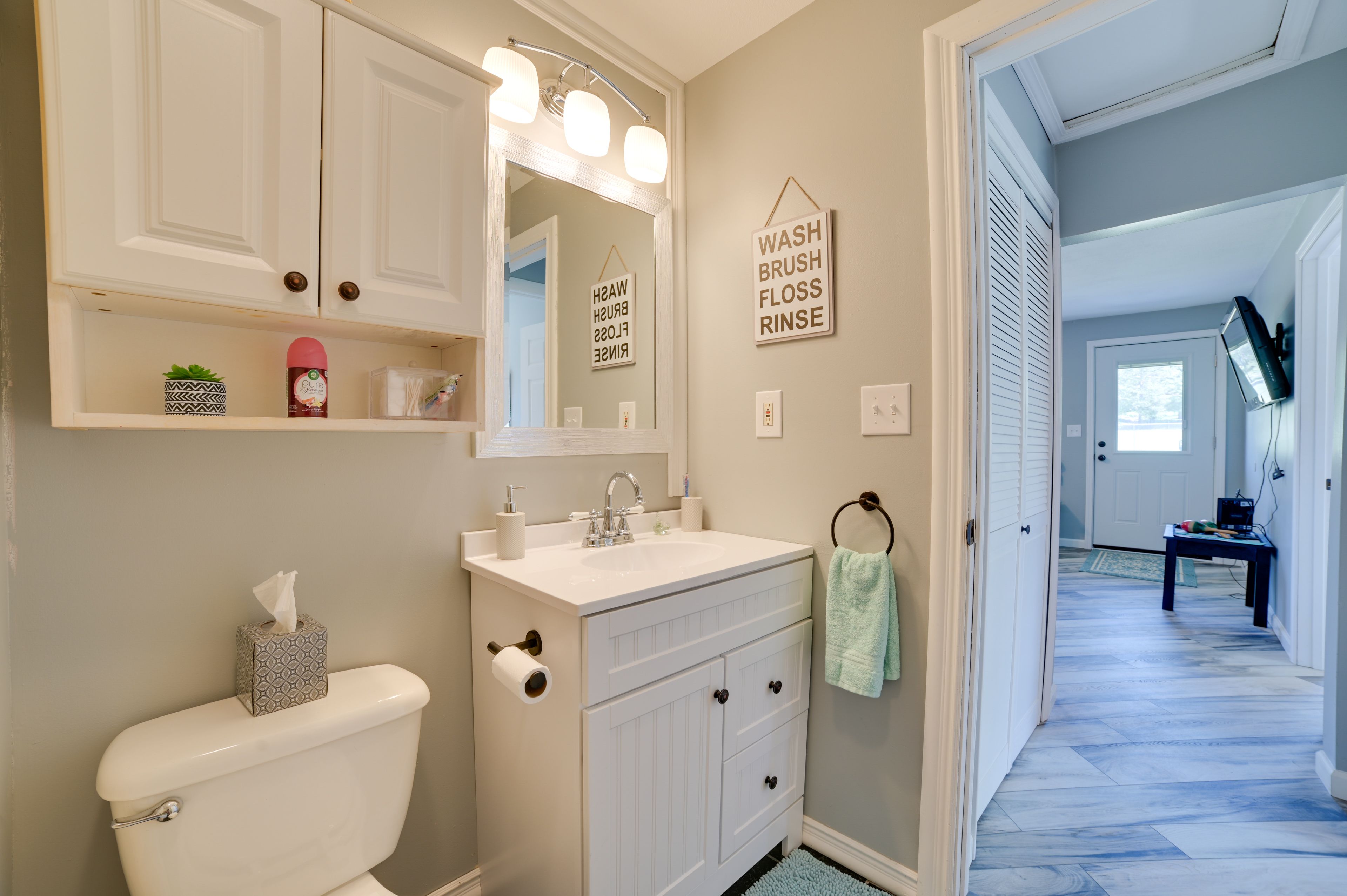 Full Bathroom | Complimentary Toiletries | Towels Provided