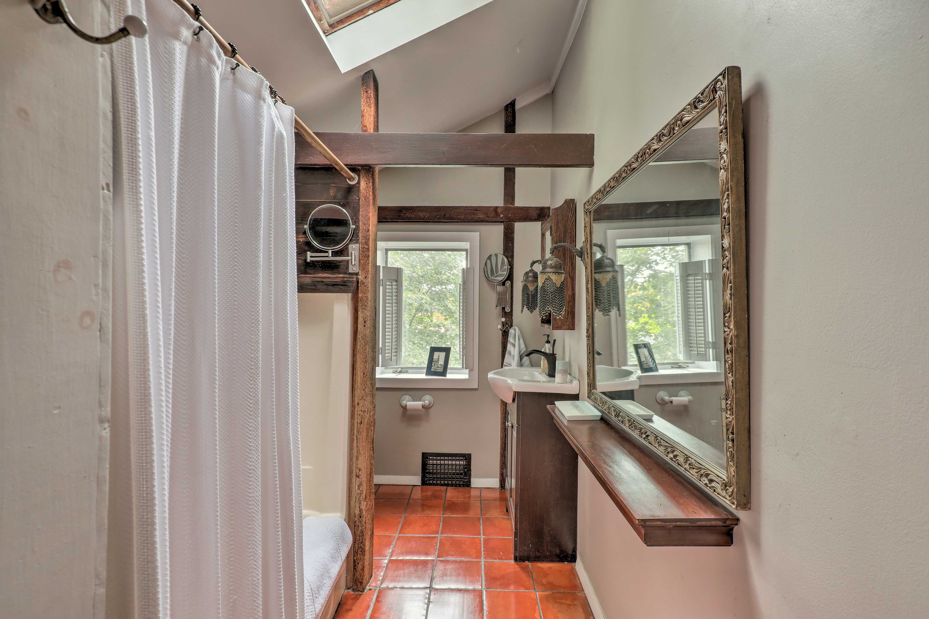 Full Bathroom | 2nd Floor | Towels Provided