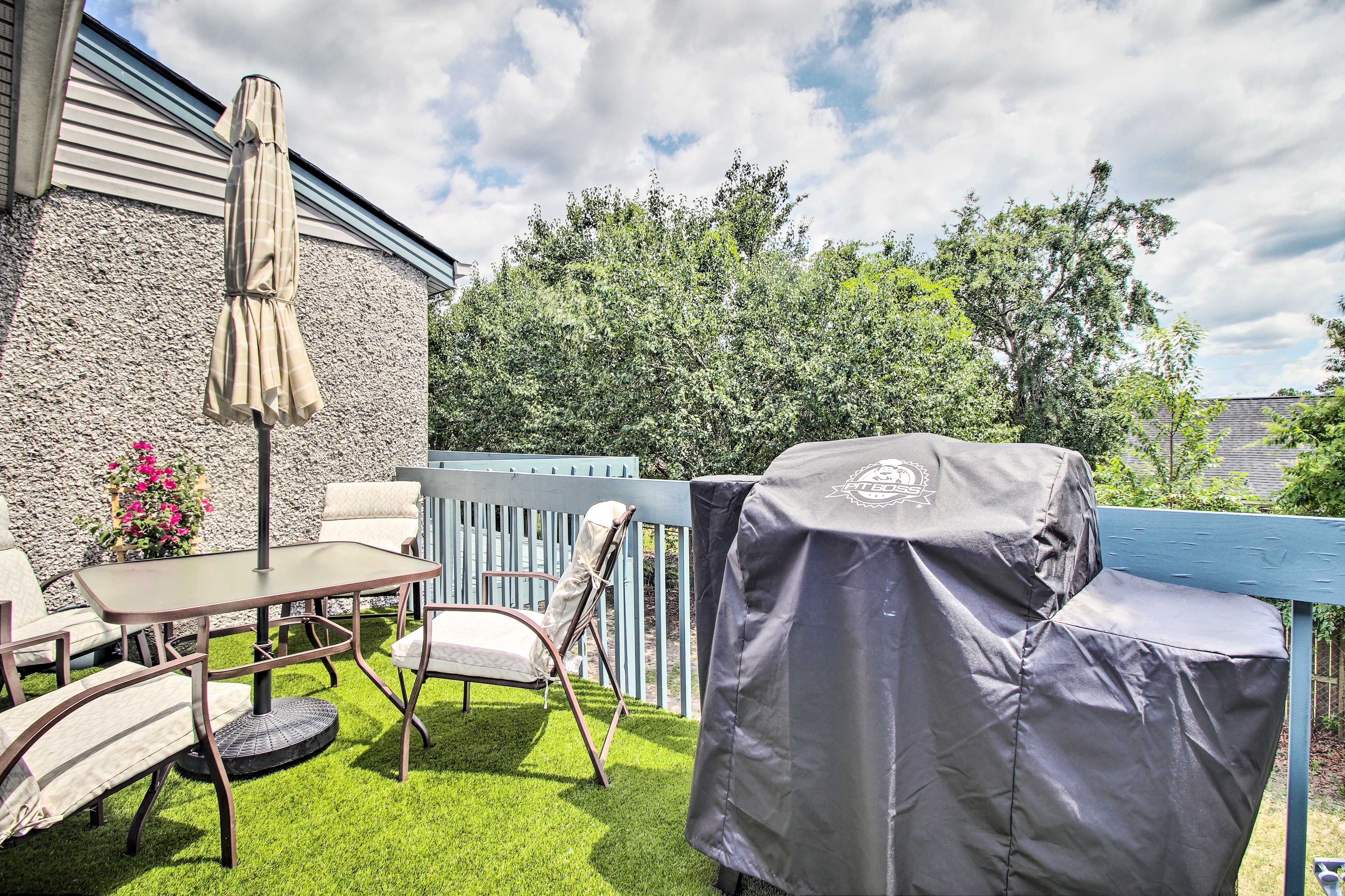 2nd-Floor Unit | Private Deck | Pellet Grill | Patio Set w/ Umbrella