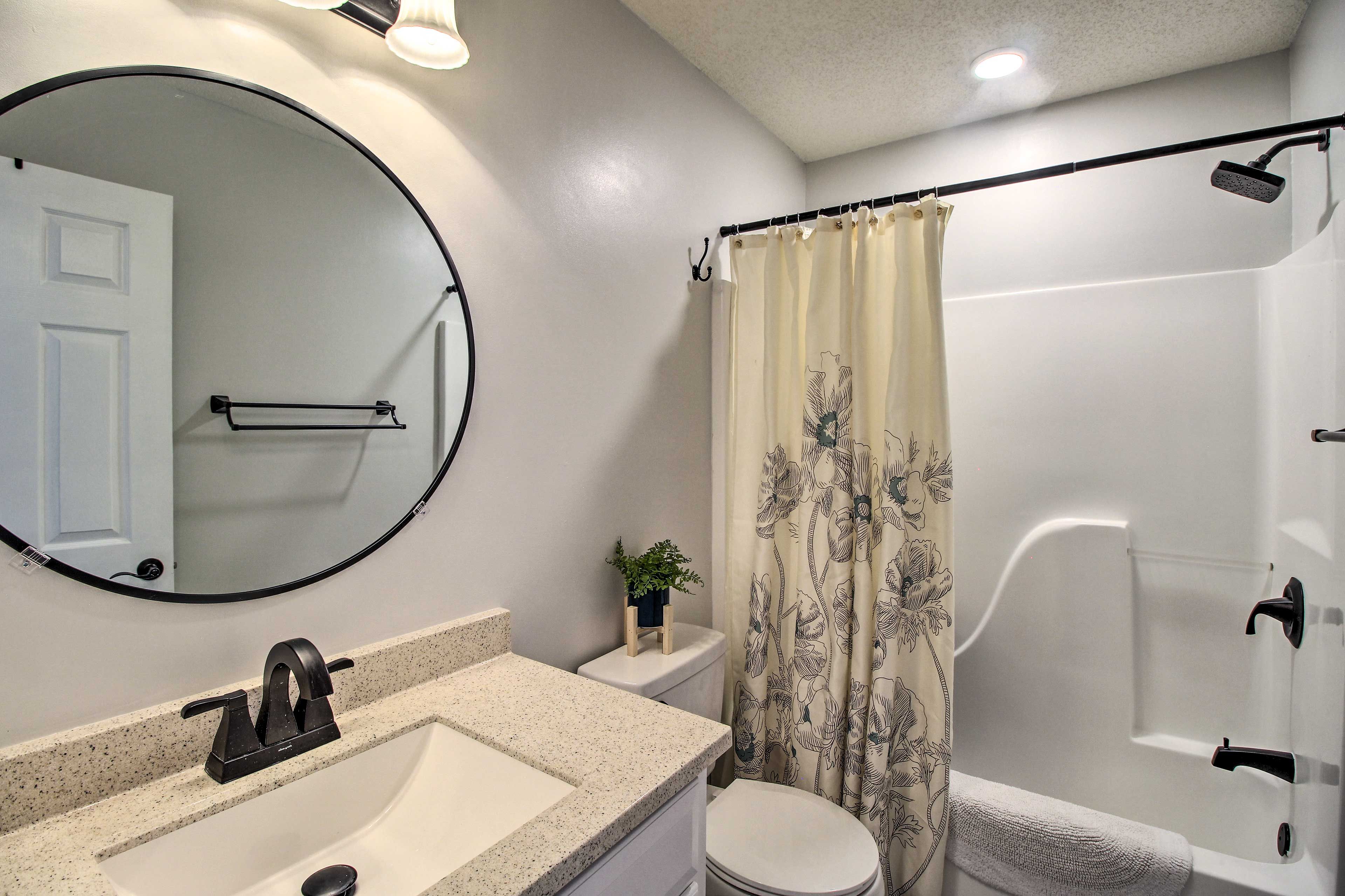 Full Bathroom | Tub | Towels Provided