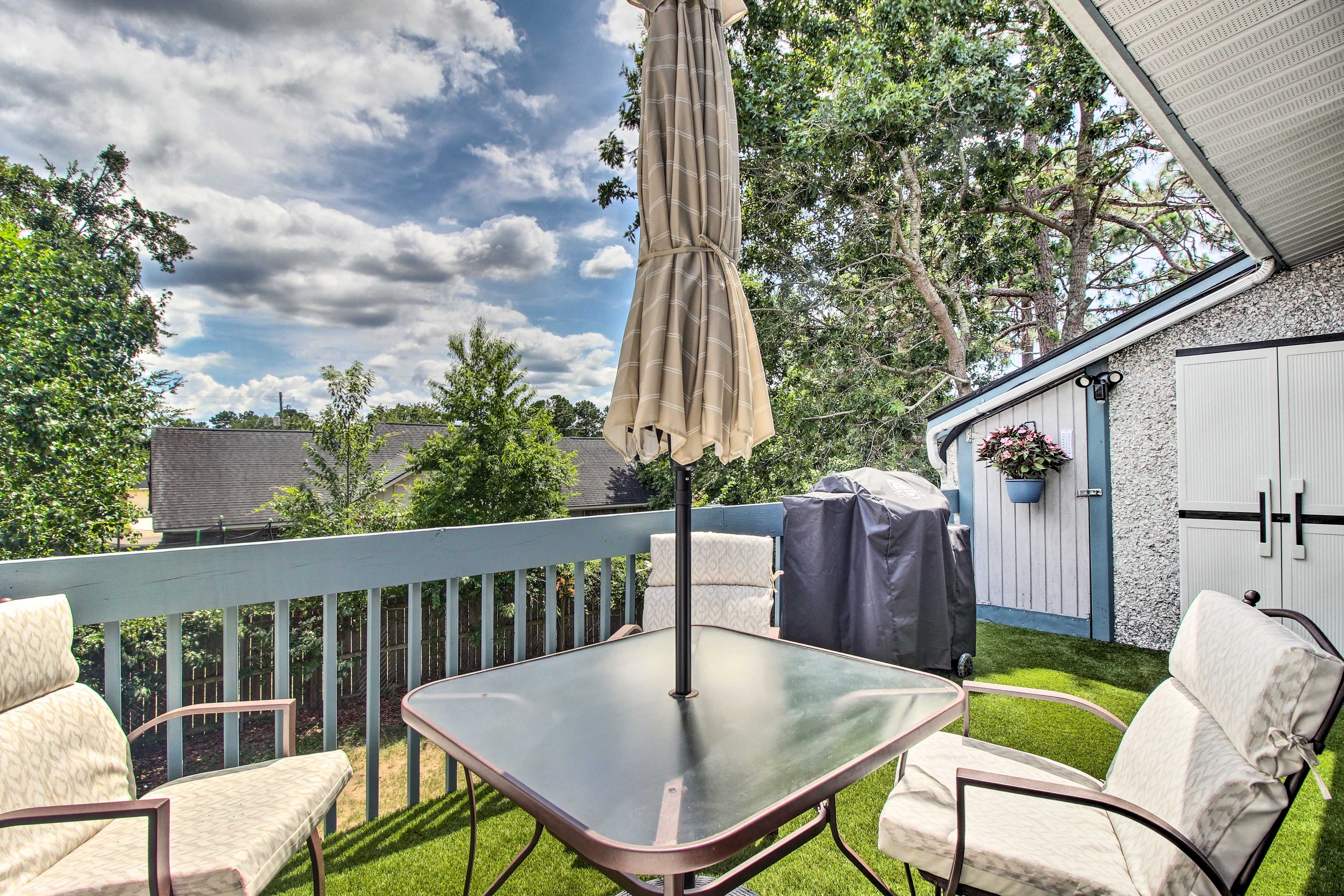 Private Deck | Pellet Grill | Patio Set w/ Umbrella