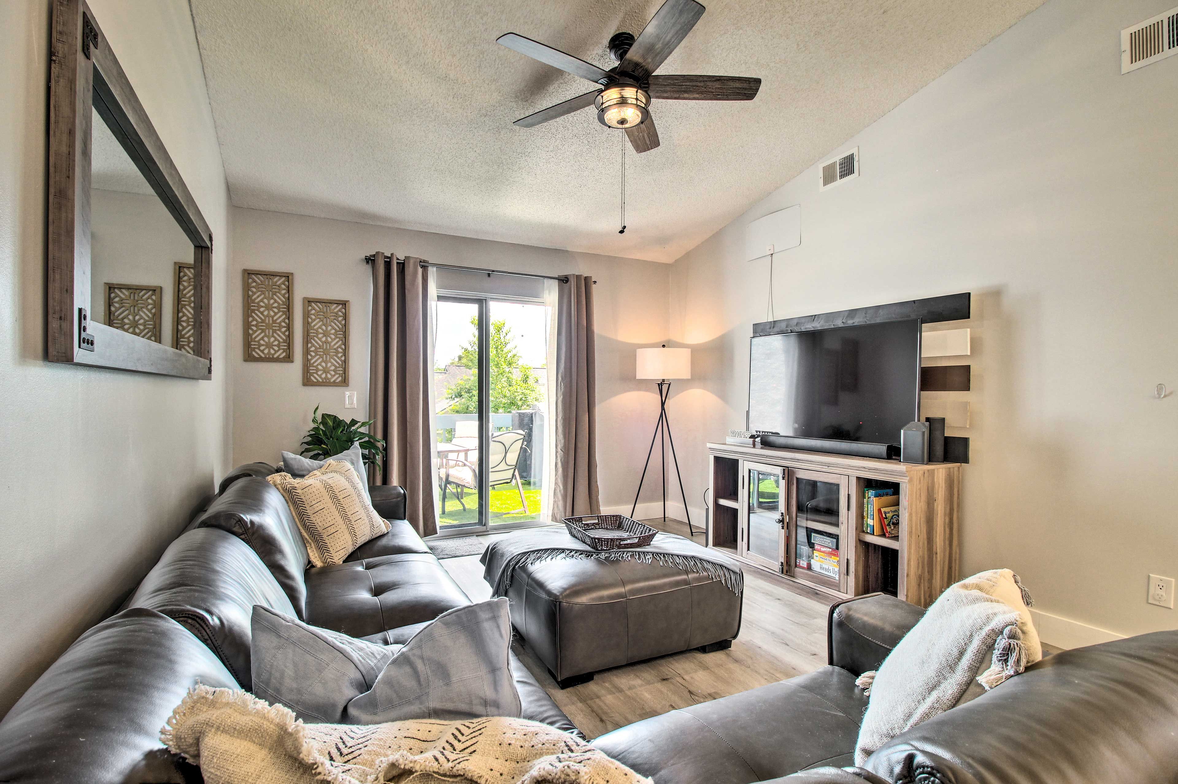 Living Room | Smart TV | Board Games | Books