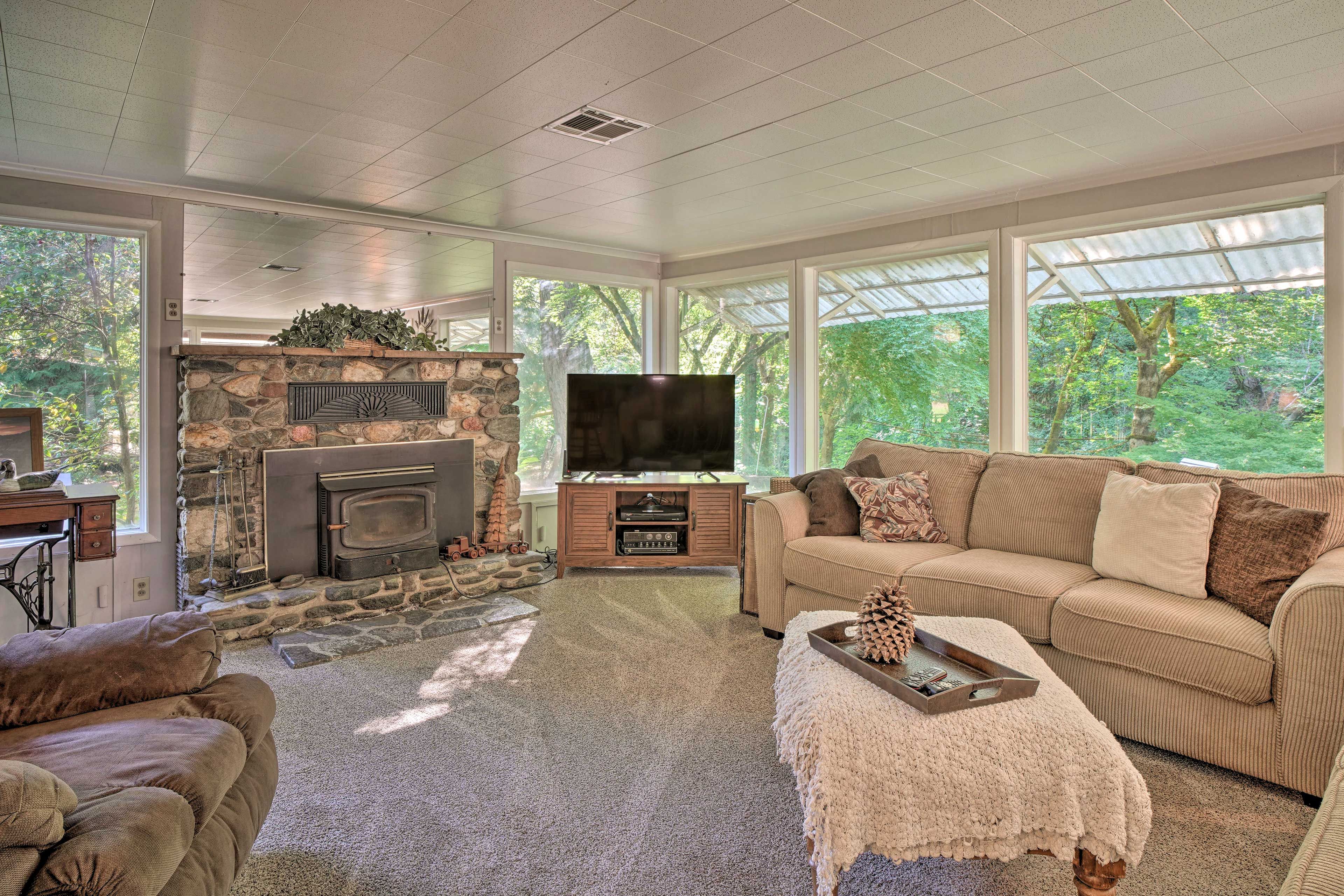 Living Room | Smart TV | Fireplace