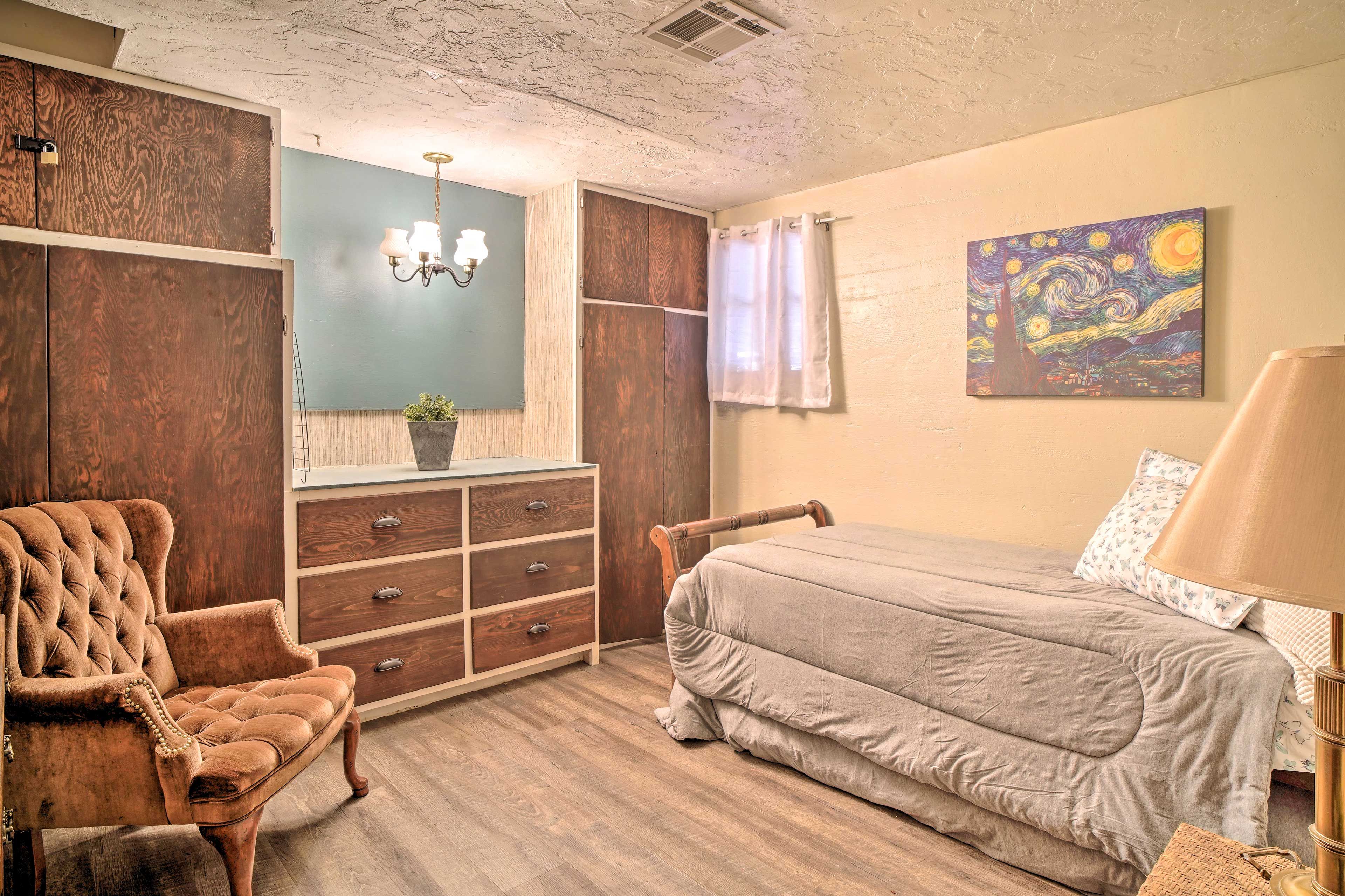 Bedroom 2 | Twin Bed w/ Twin Trundle