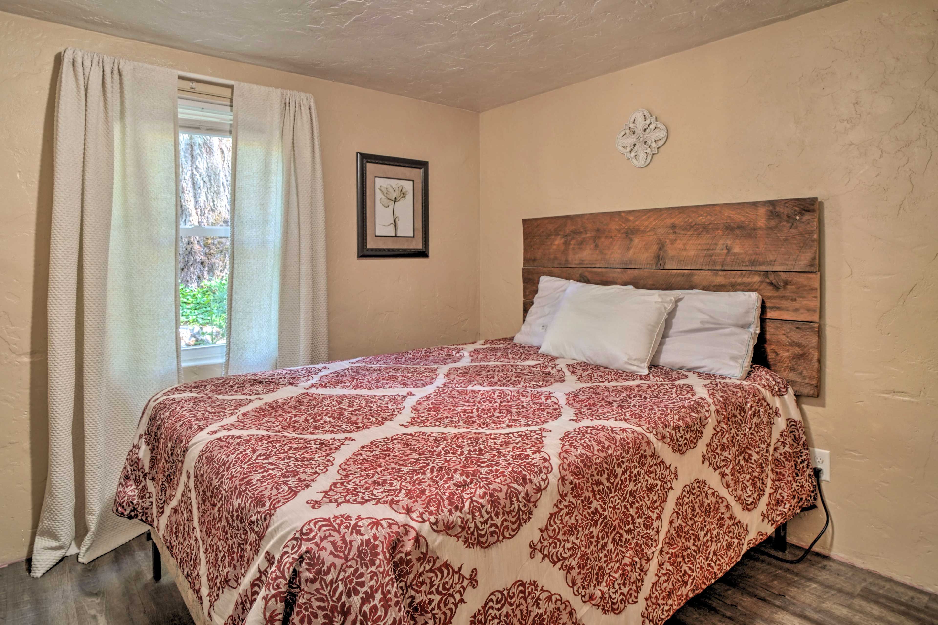 Bedroom 1 | Queen Bed