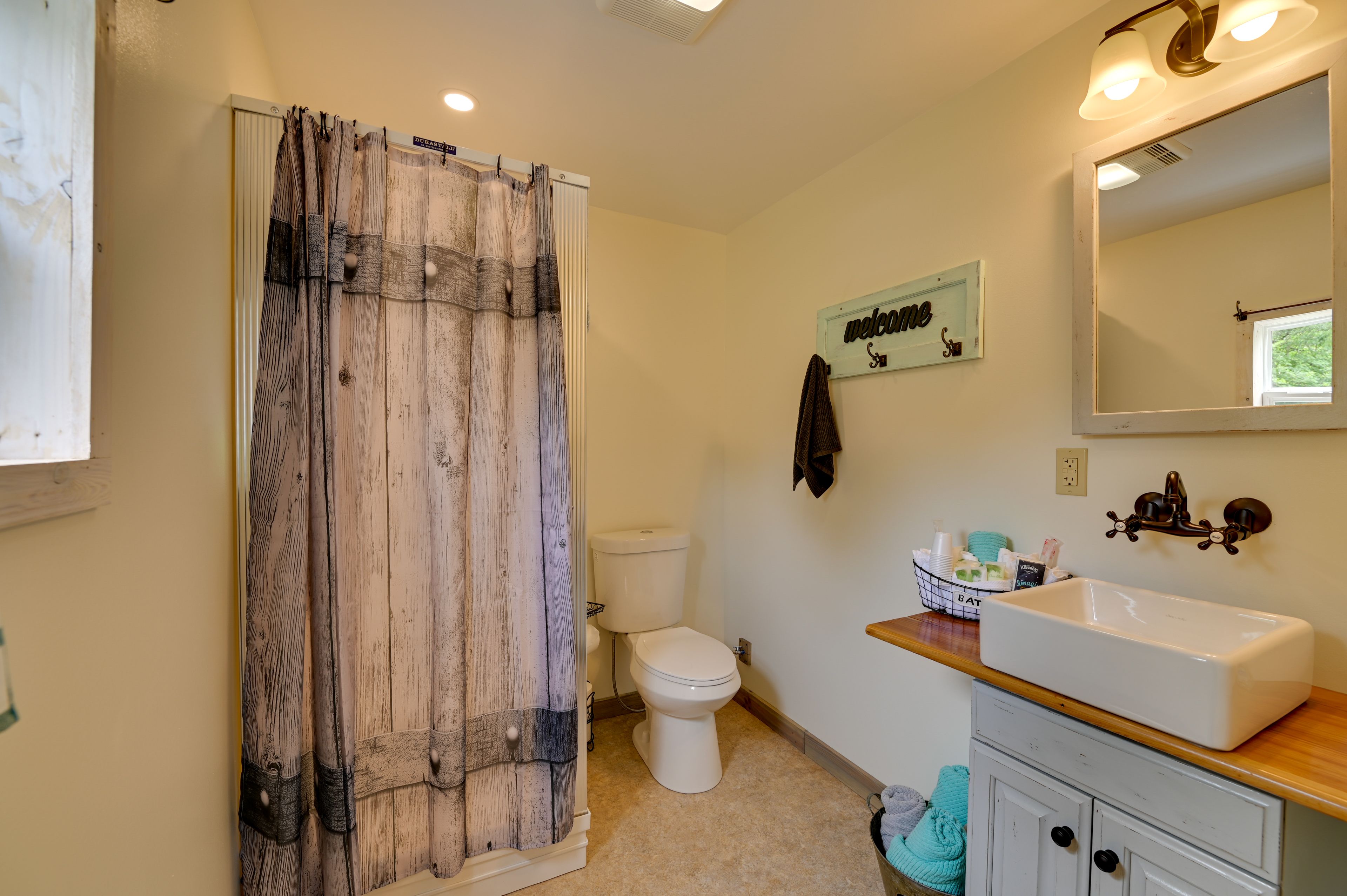 Full Bathroom | Complimentary Toiletries | Grab Rails in Shower