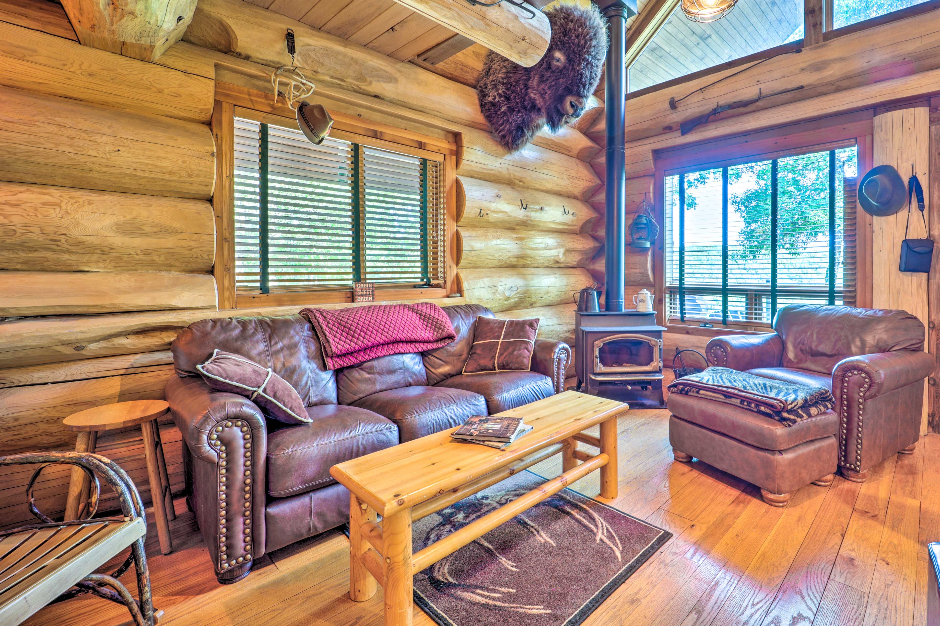 Living Area | 1st Floor | 940 Sq Ft | Free WiFi | Smart TV