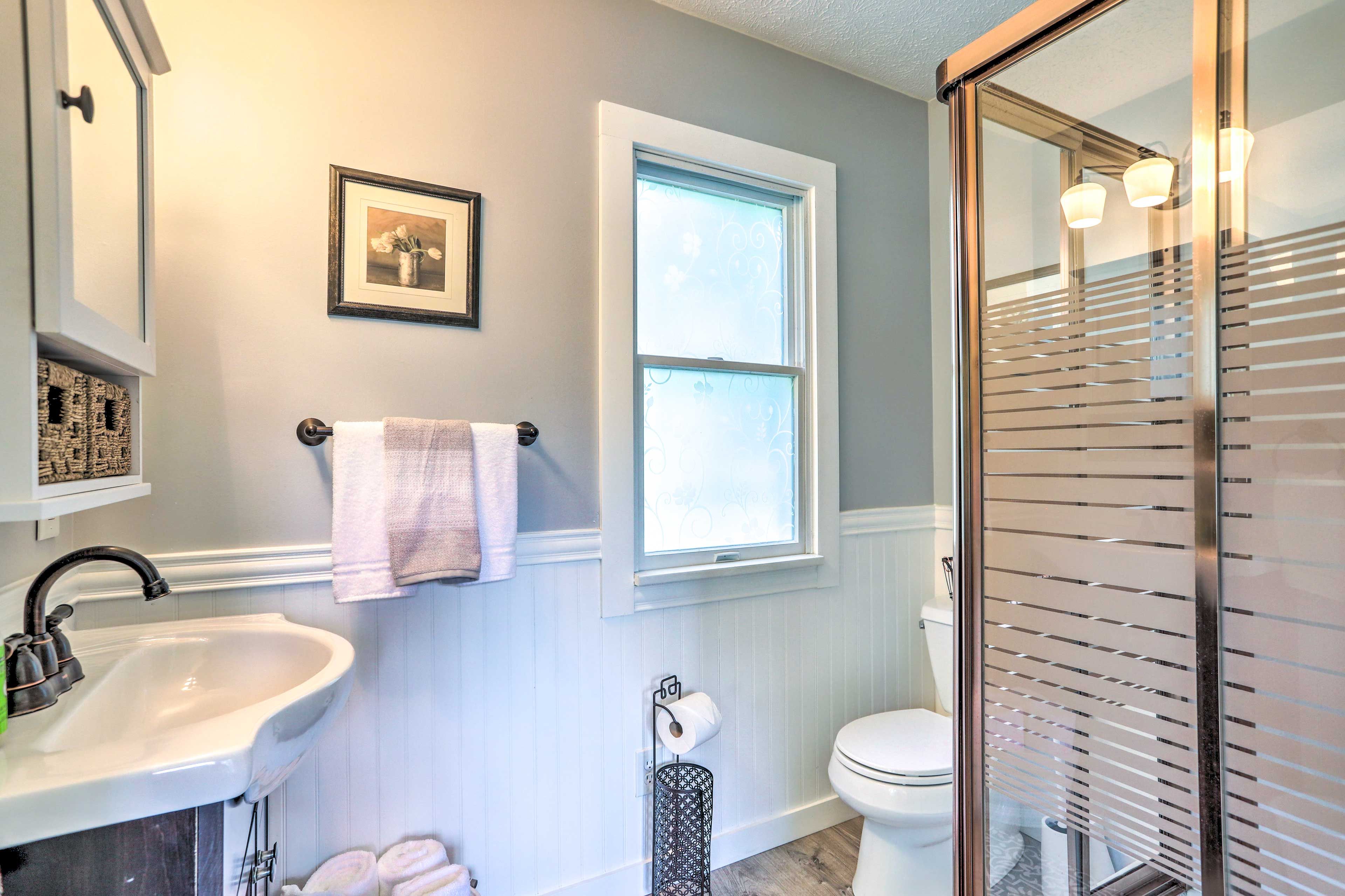 Full Bathroom | 1st Floor | Complimentary Toiletries