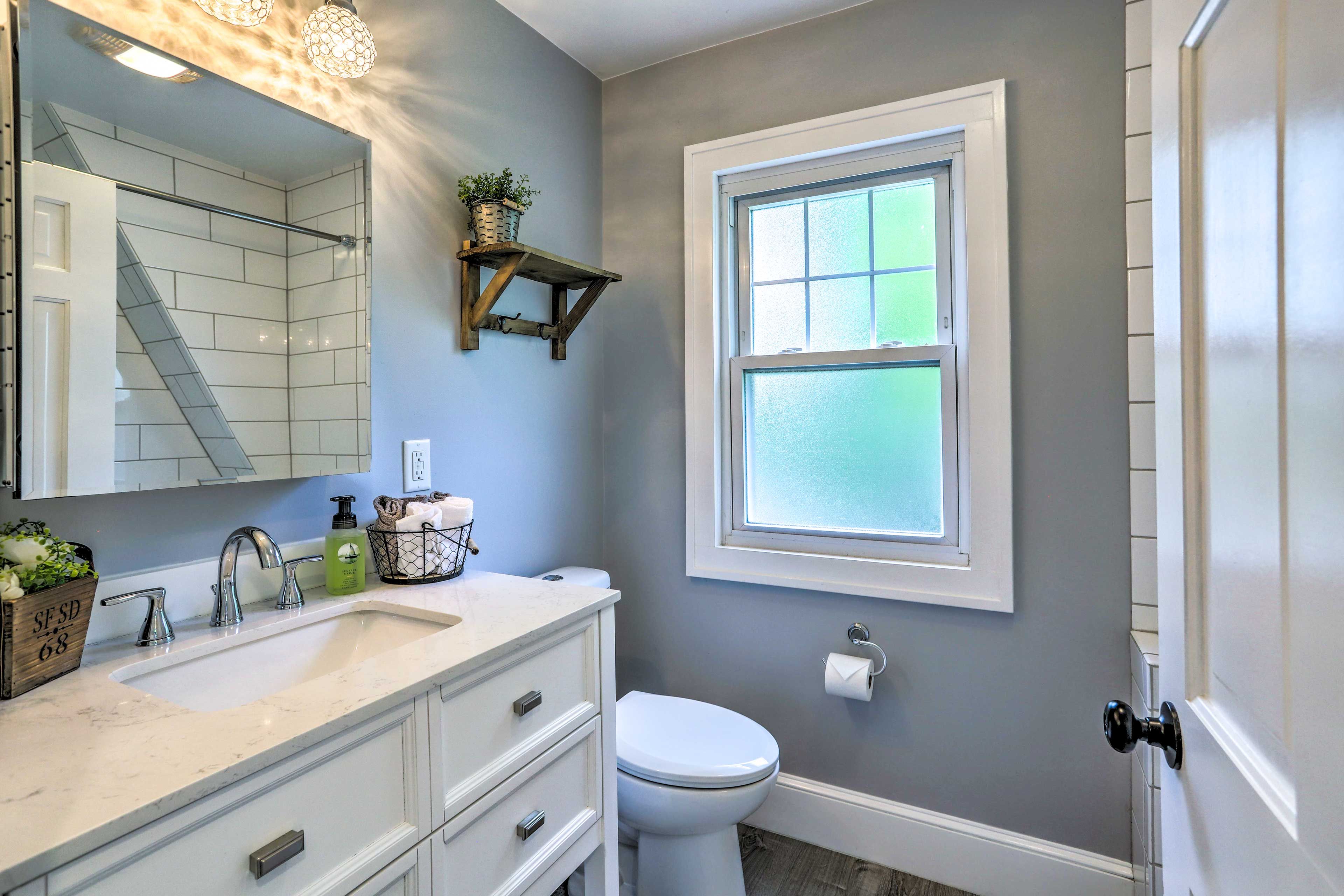 Full Bathroom | 2nd Floor | Towels Provided