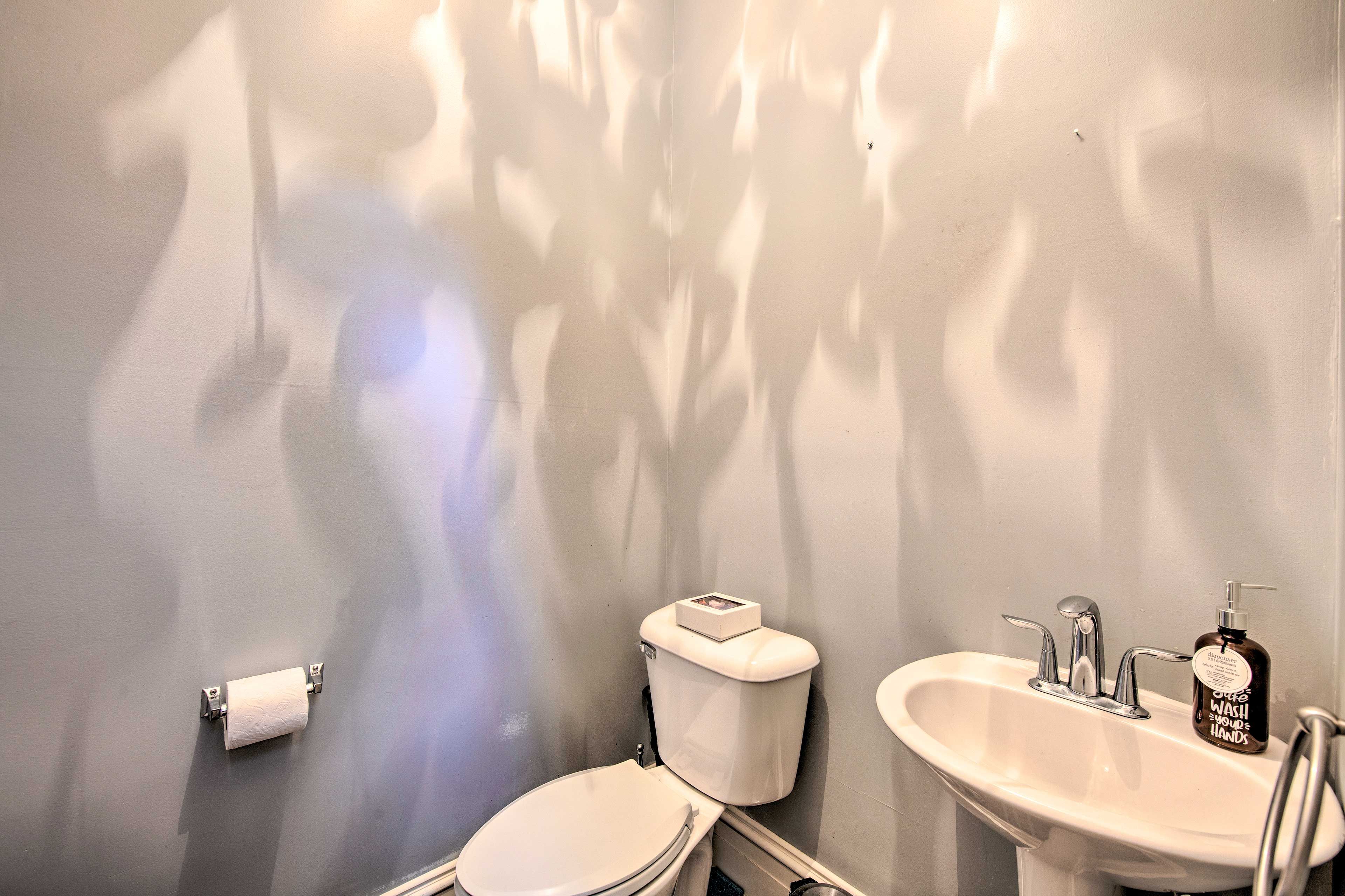 Half Bathroom | 1st Floor | Towels Provided