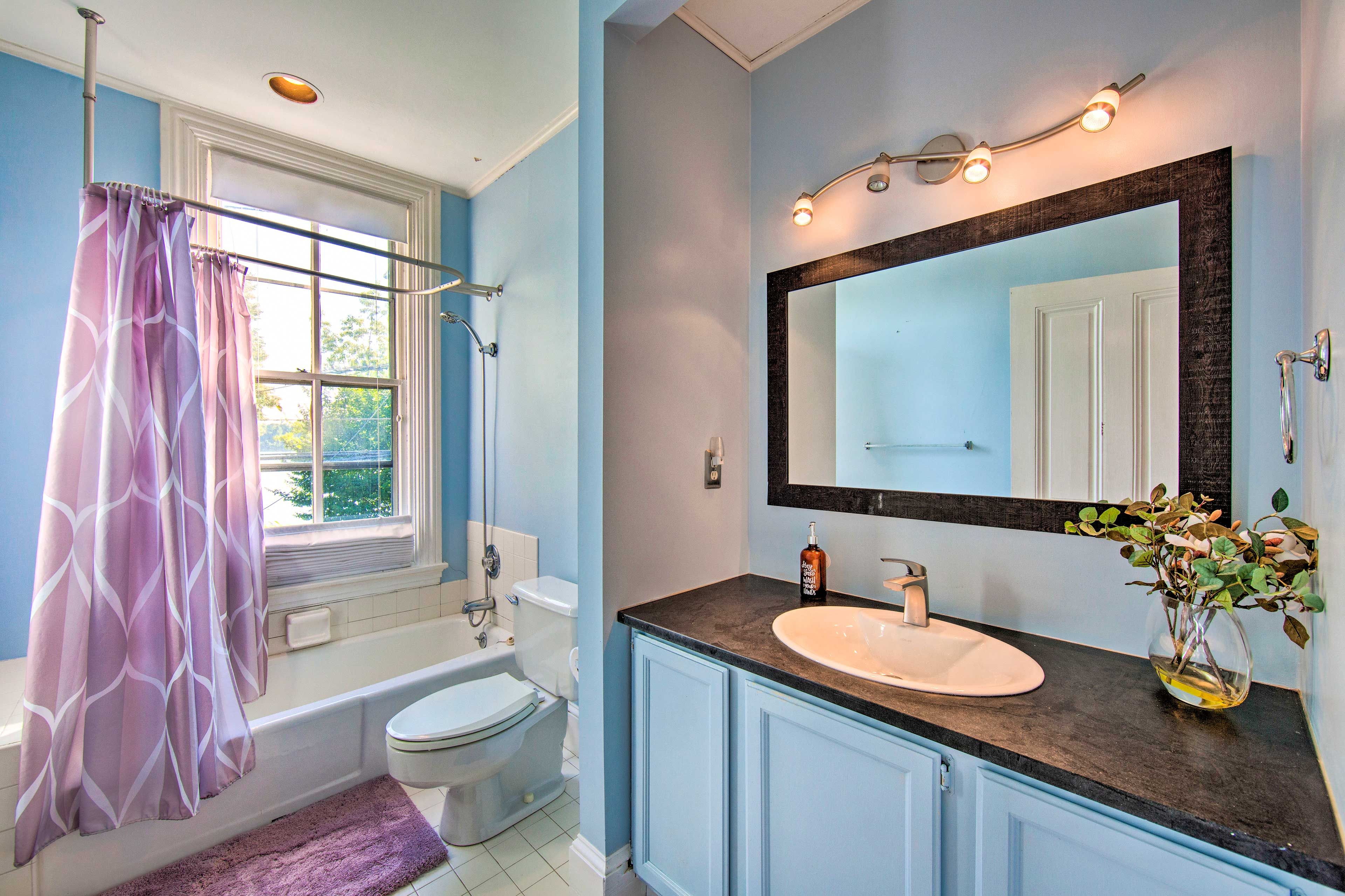 Full Bathroom | 2nd Floor | Complimentary Toiletries