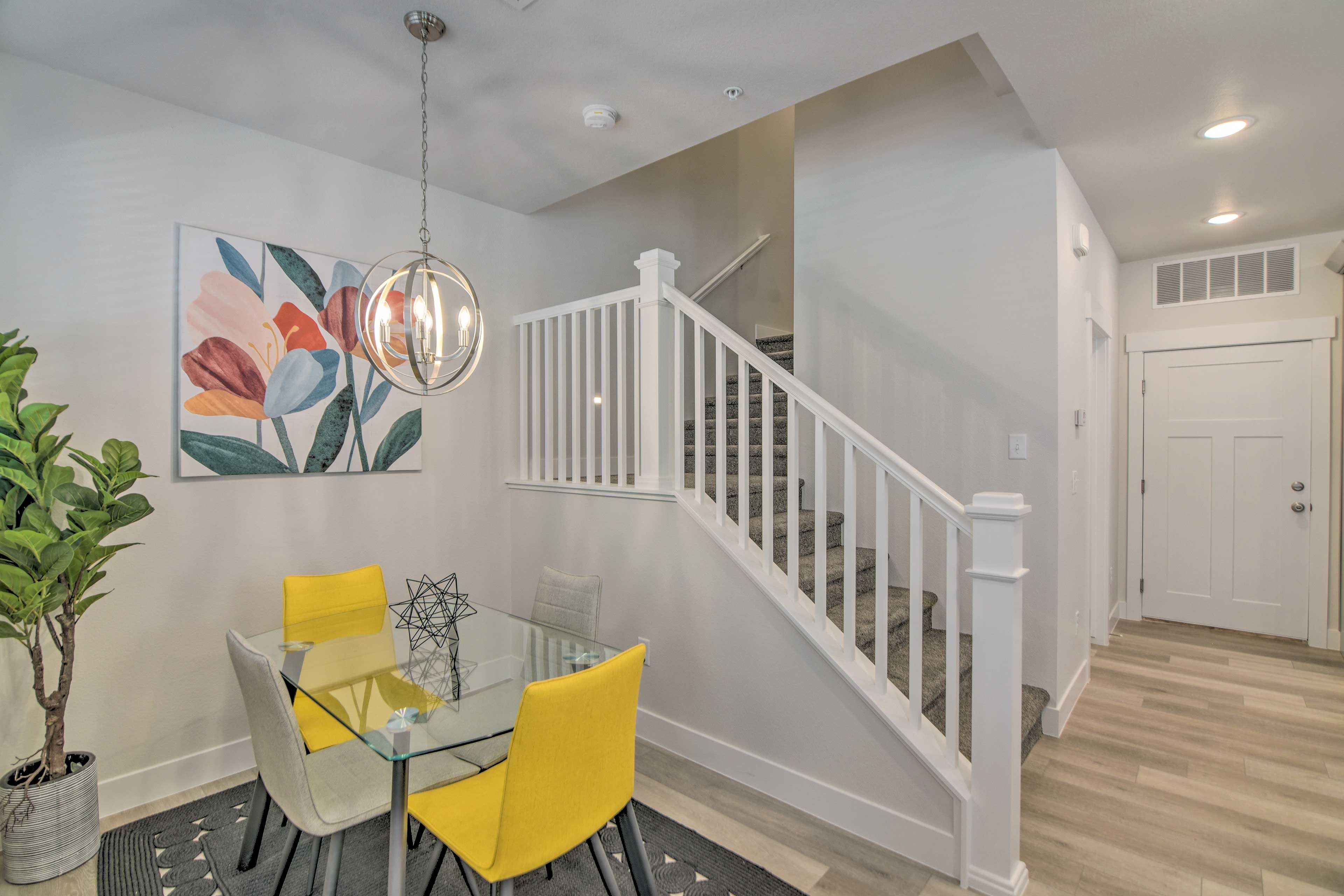 Dining Area | Dishware/Flatware Provided