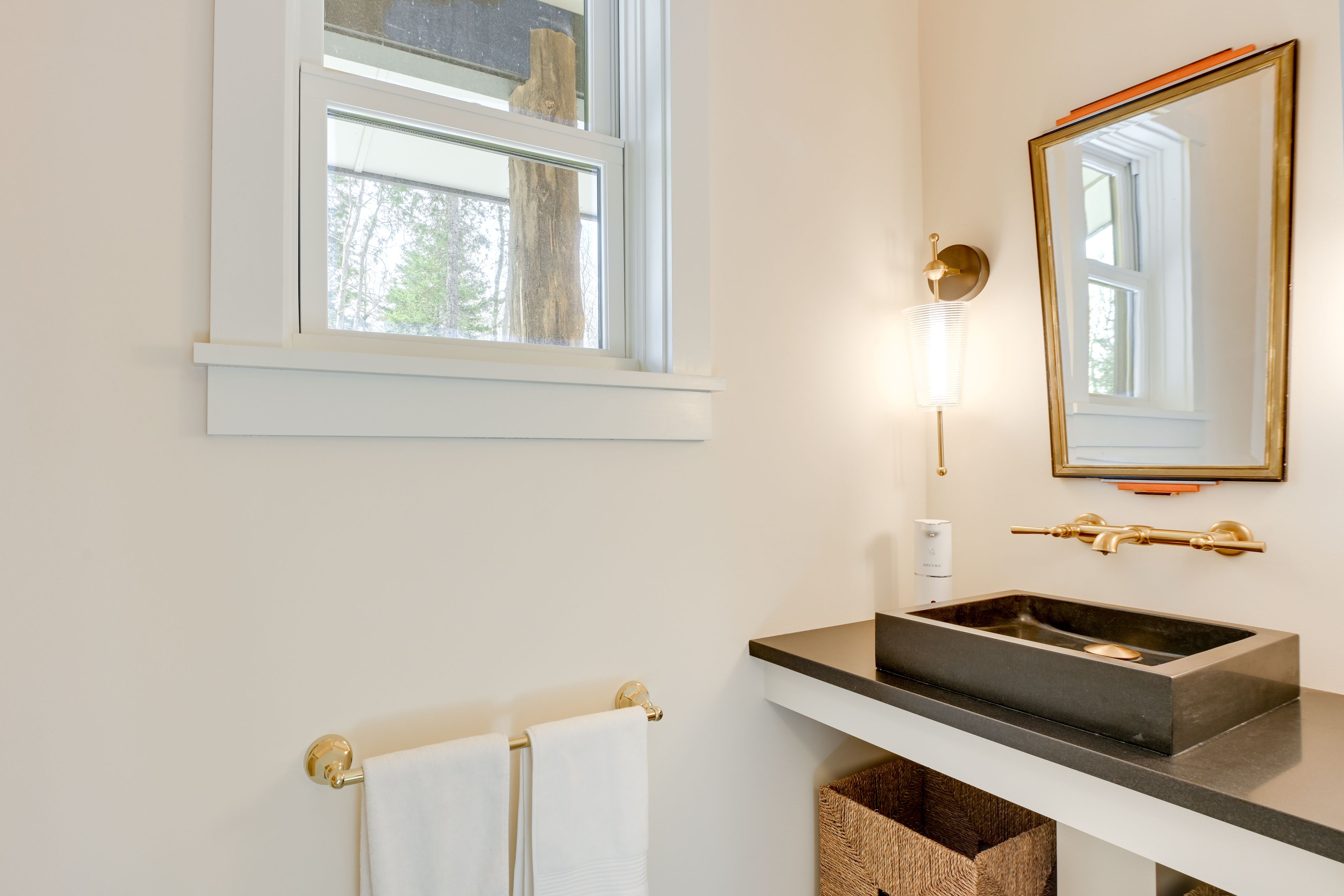 Half Bathroom | 1st Floor | Towels Provided