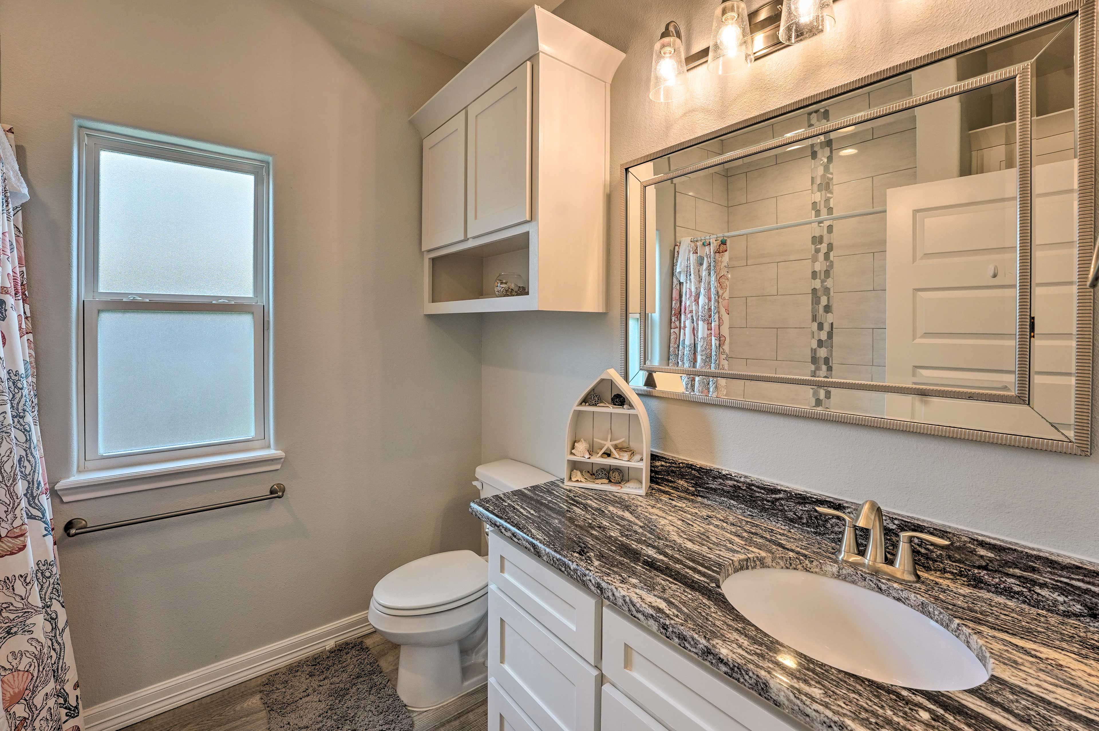 Full Bathroom | Towels Provided