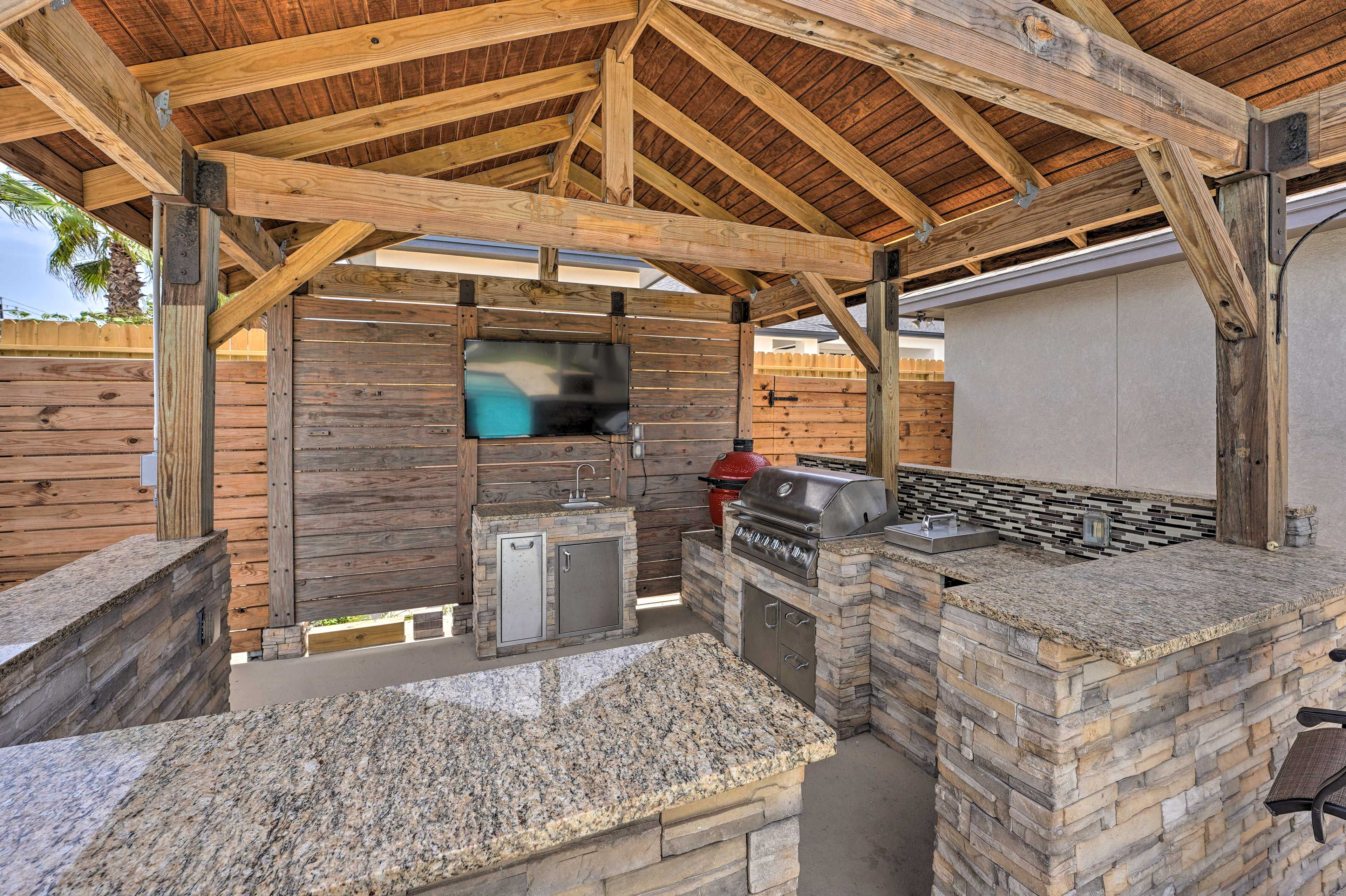 Outdoor Kitchen | Smart TV | Smoker | Gas Grill | Mini Fridge