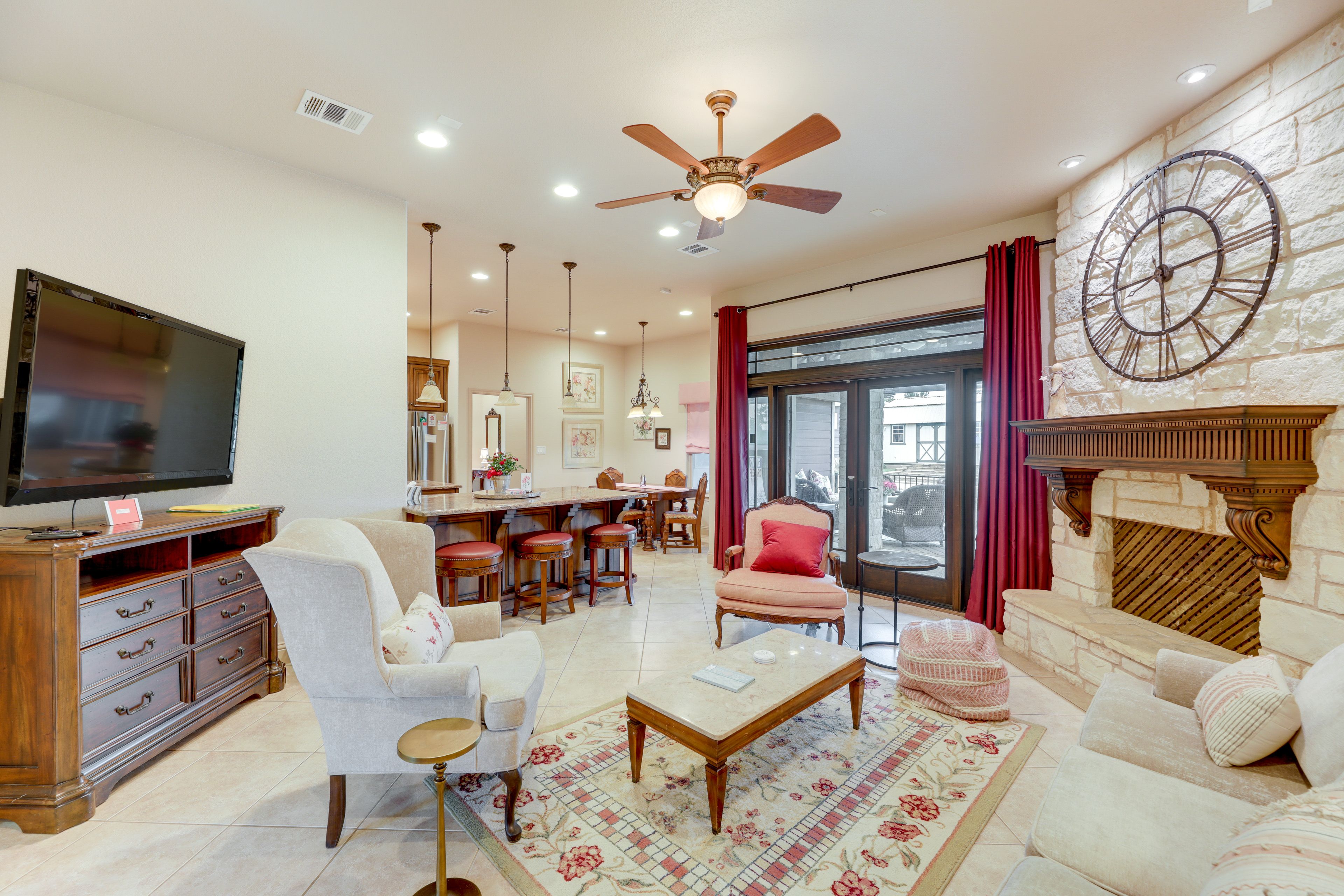 Living Room | Free WiFi | Smart TV | Central A/C