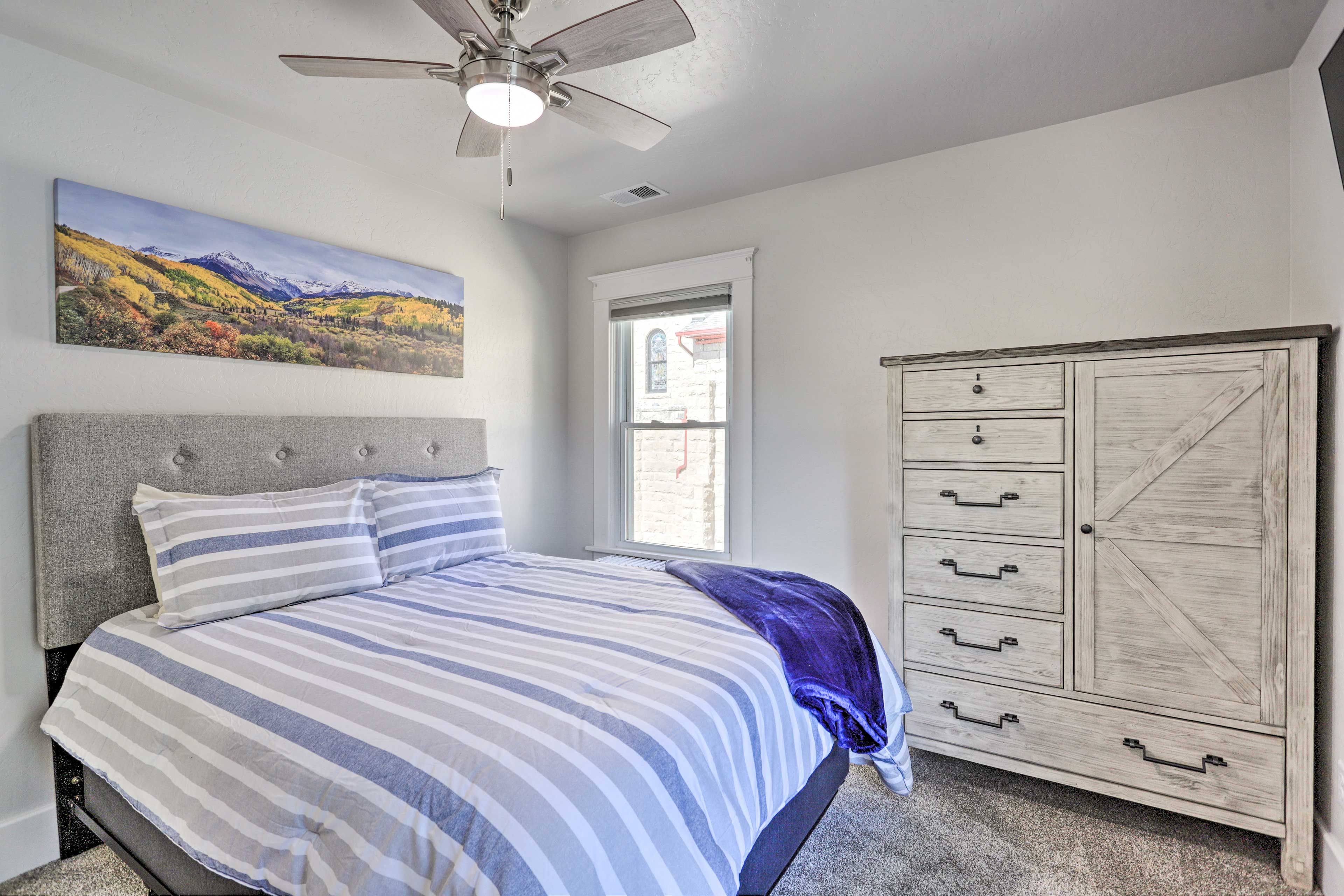 Bedroom 1 | Queen Bed