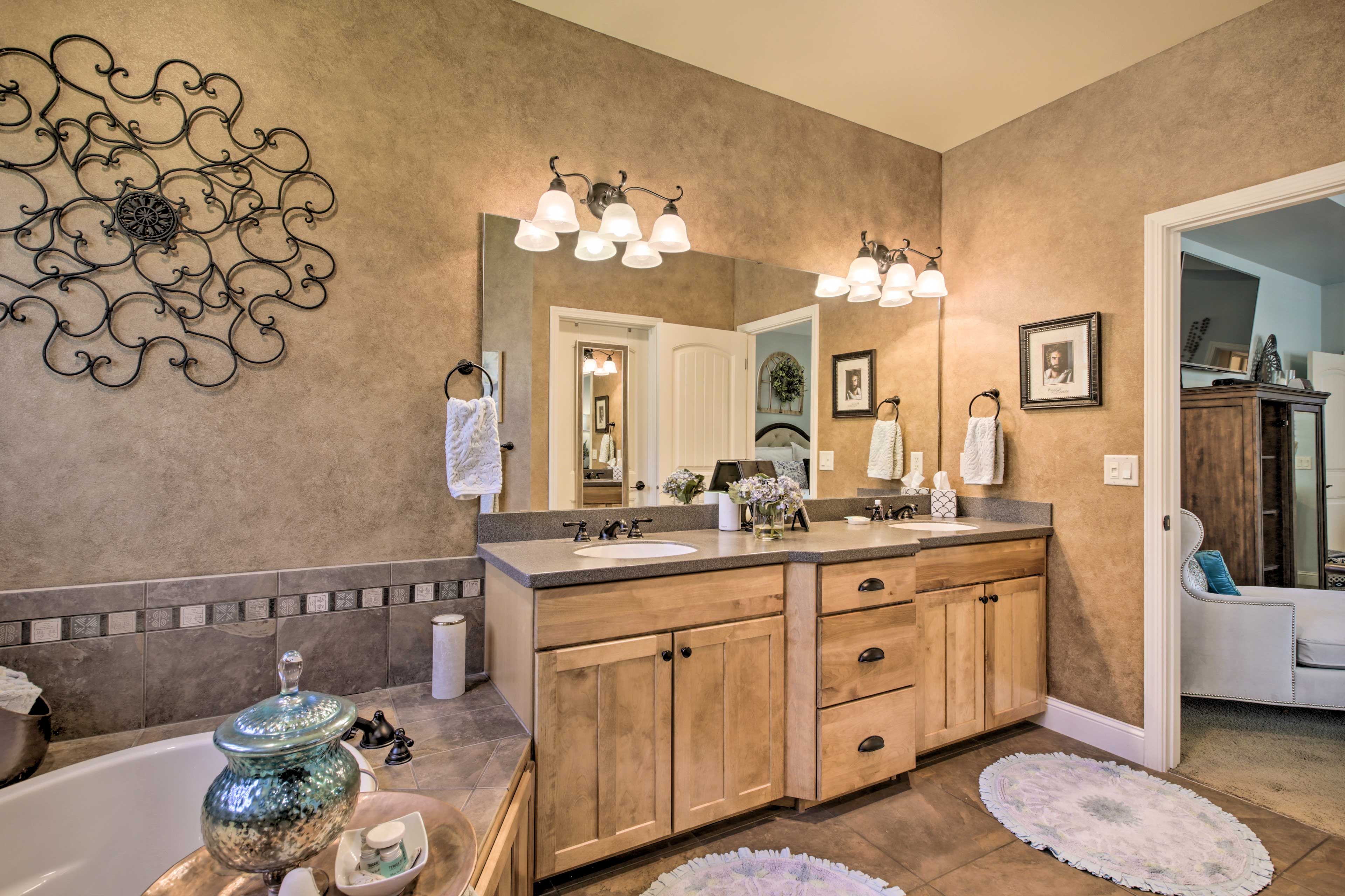En-Suite Bathroom | Main Floor | Complimentary Toiletries | Towels Provided