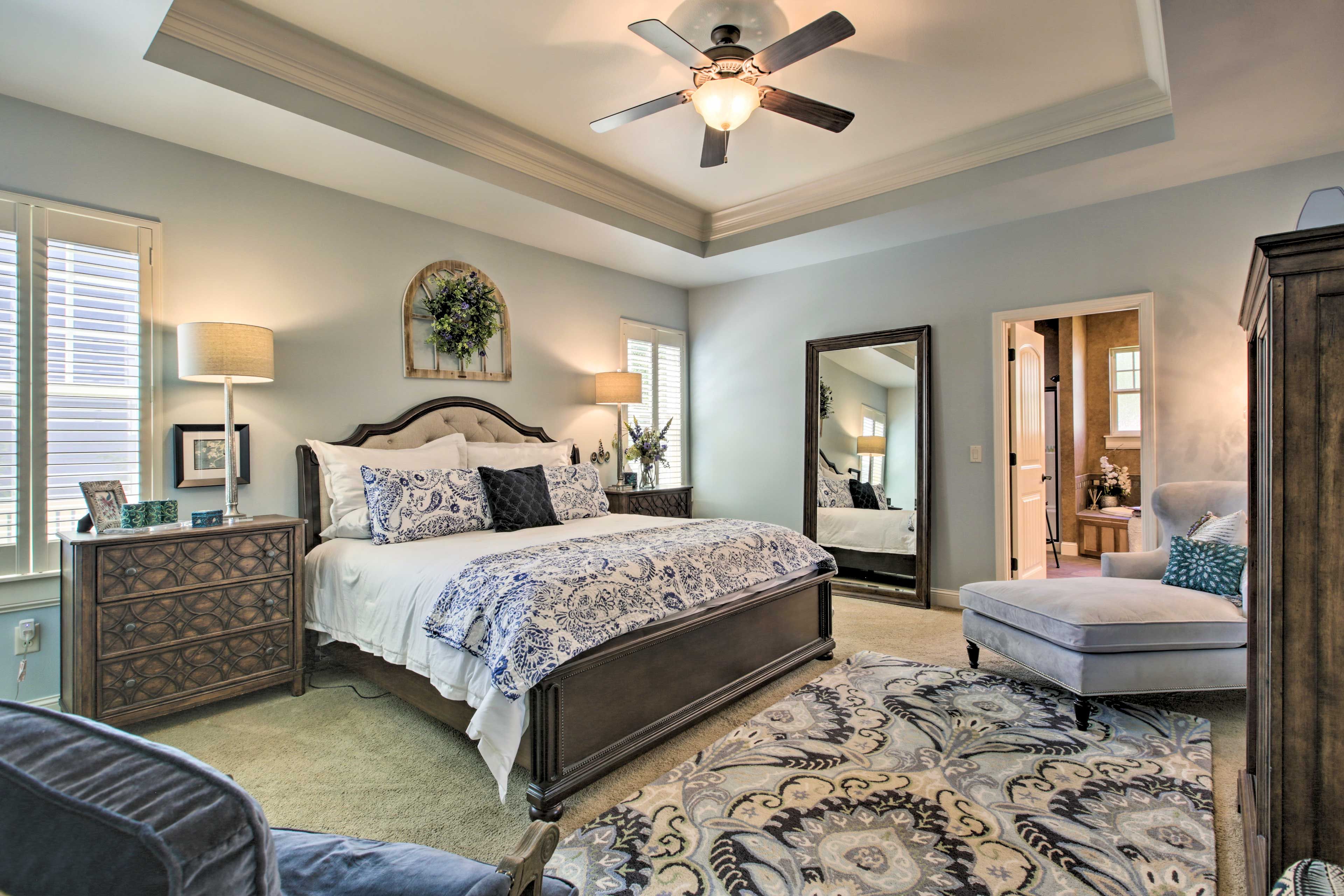 Bedroom 1 | King Bed | Main Floor | Smart TV