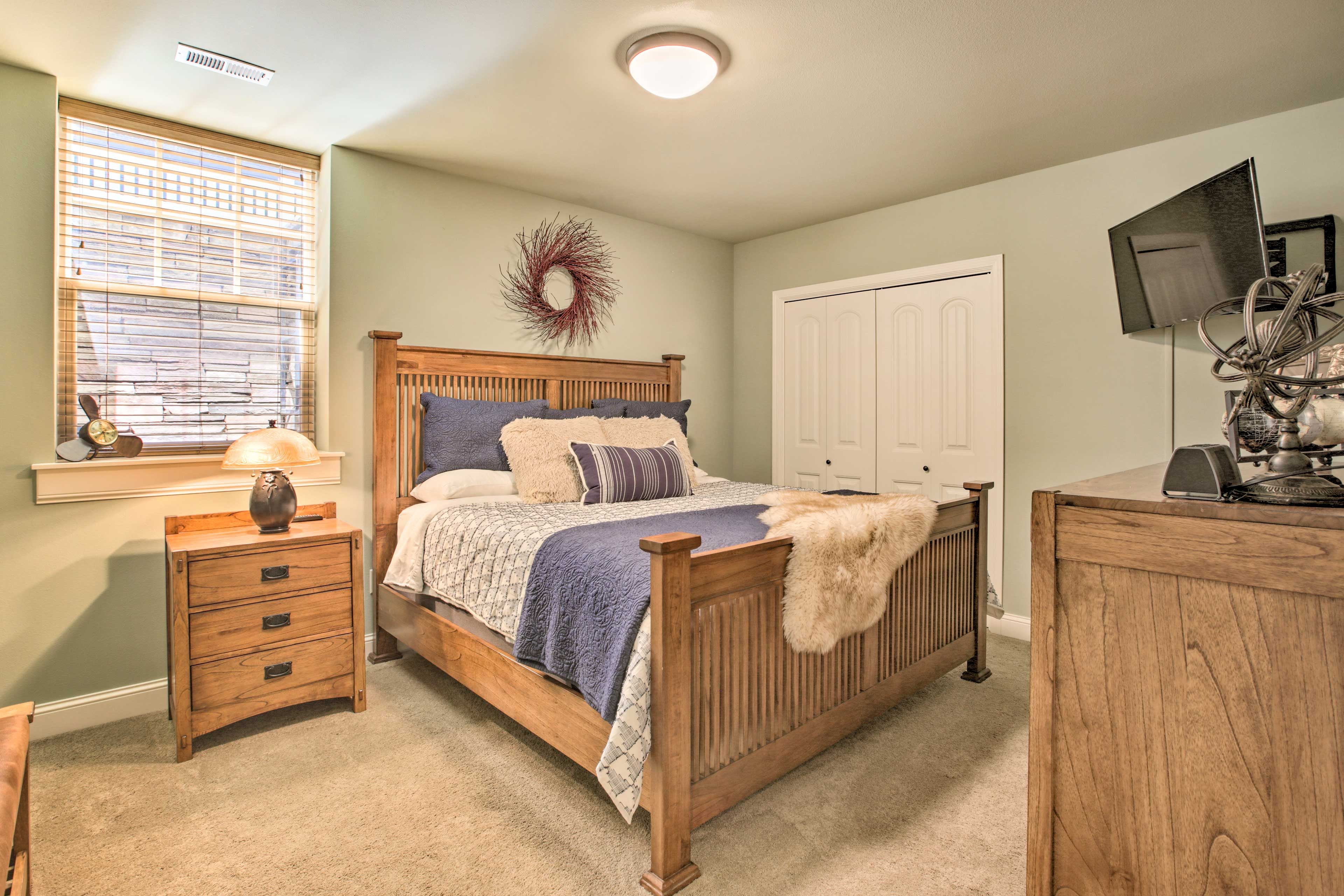 Bedroom 3 | King Bed | Lower Level | Smart TV