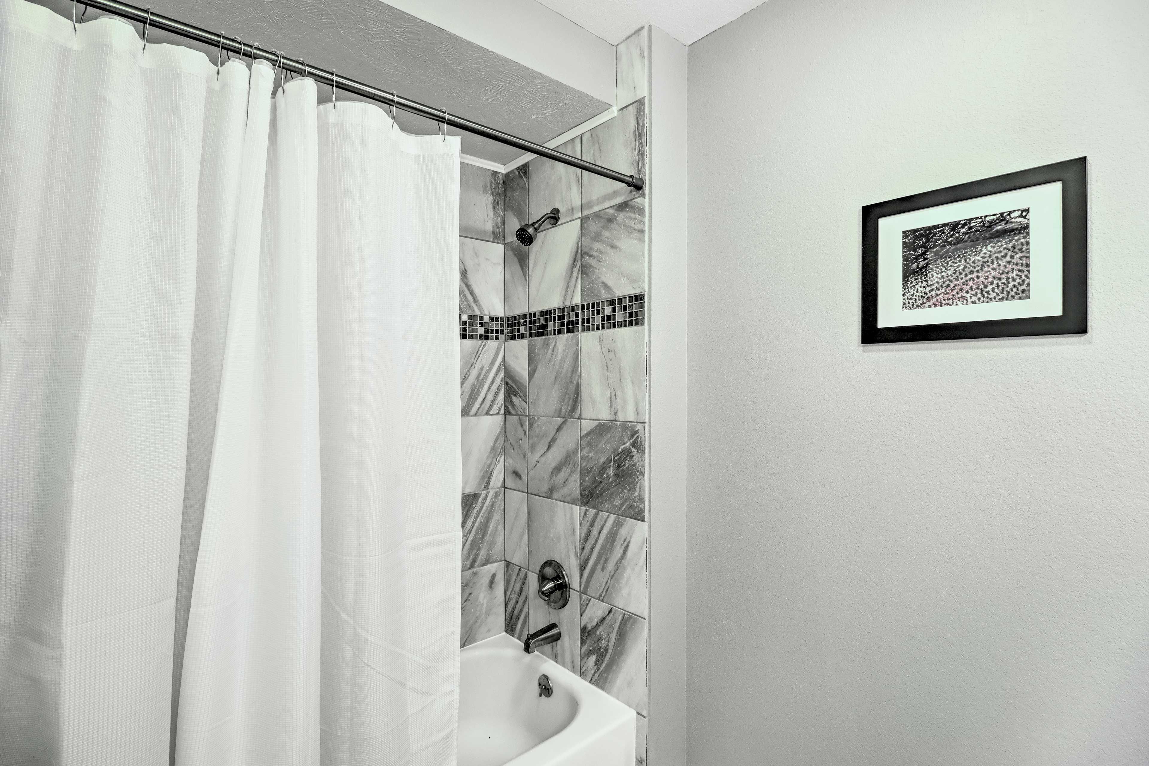 Full Bathroom | Complimentary Toiletries Provided