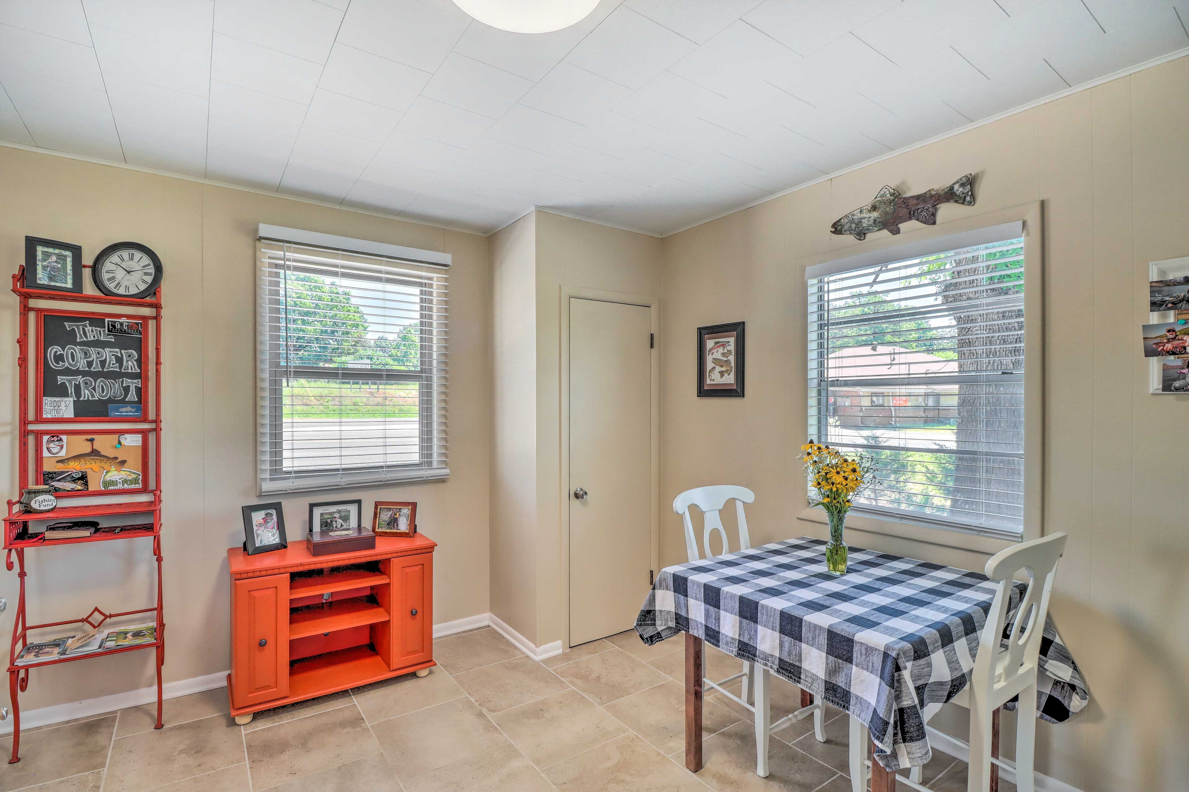 Dining Area | Dishware & Flatware Provided | Trash Bags & Paper Towels Provided