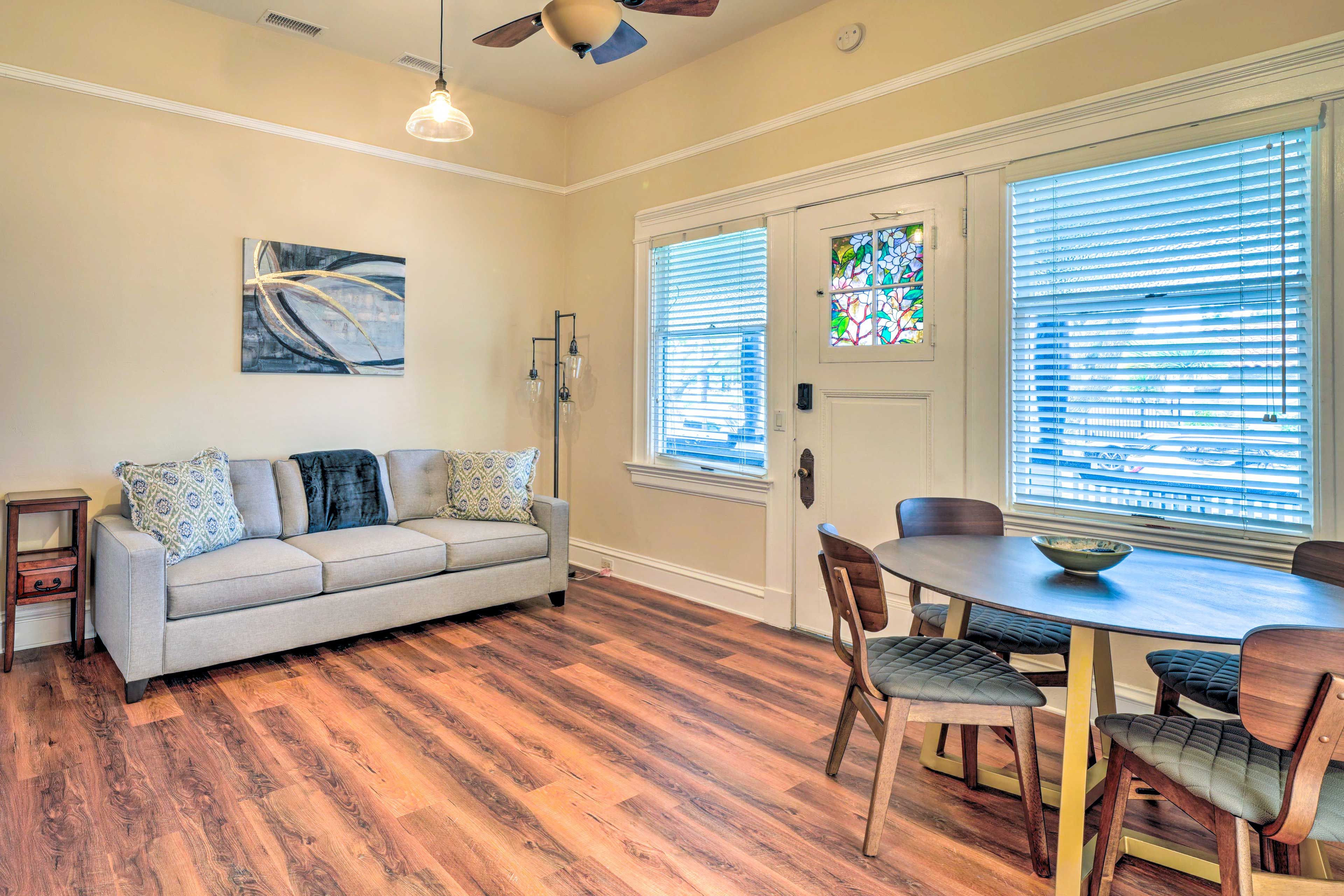 Living Room | Dining Area | Free WiFi