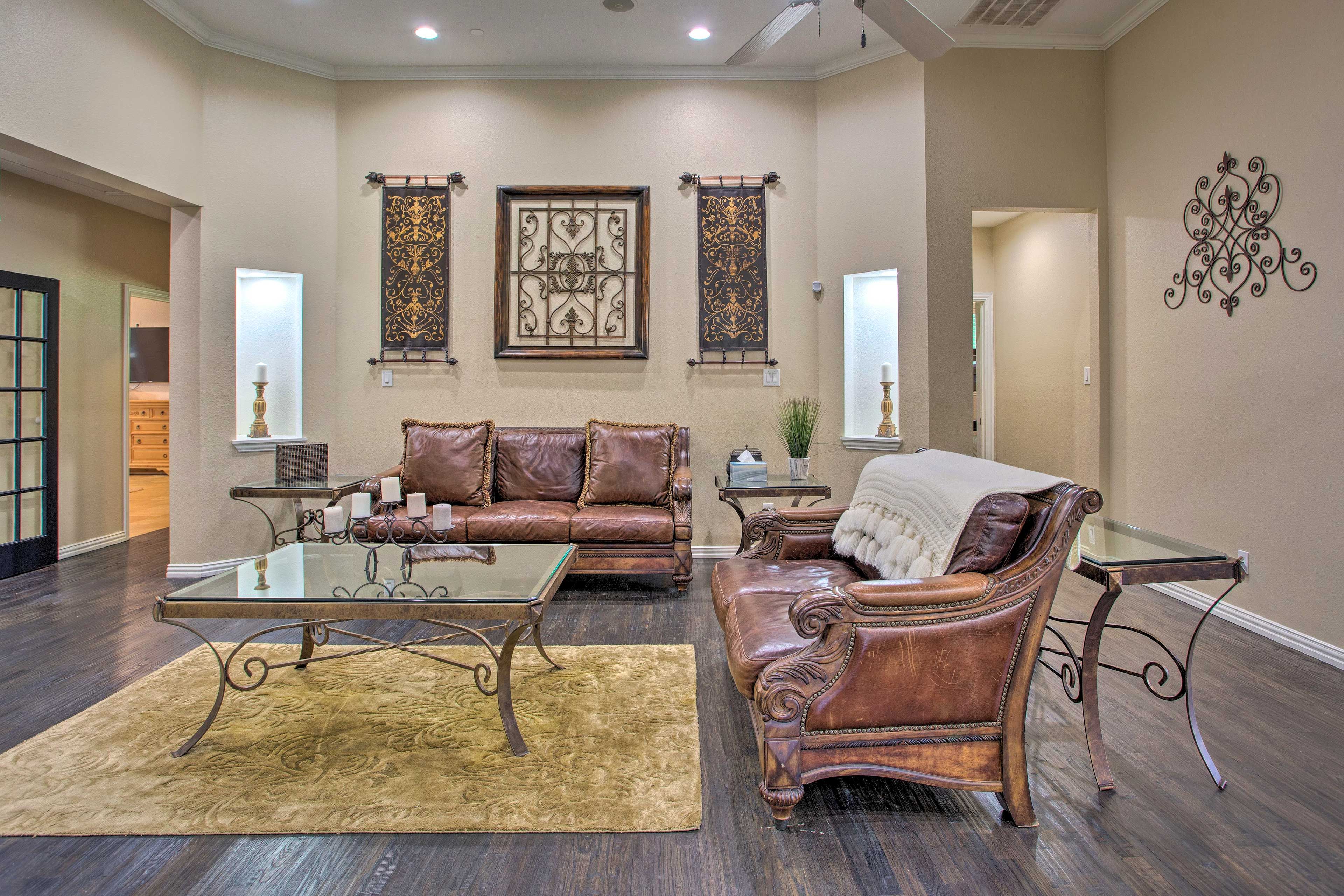 Living Room | Free WiFi | Central A/C & Heating | Fireplace | Smart TV