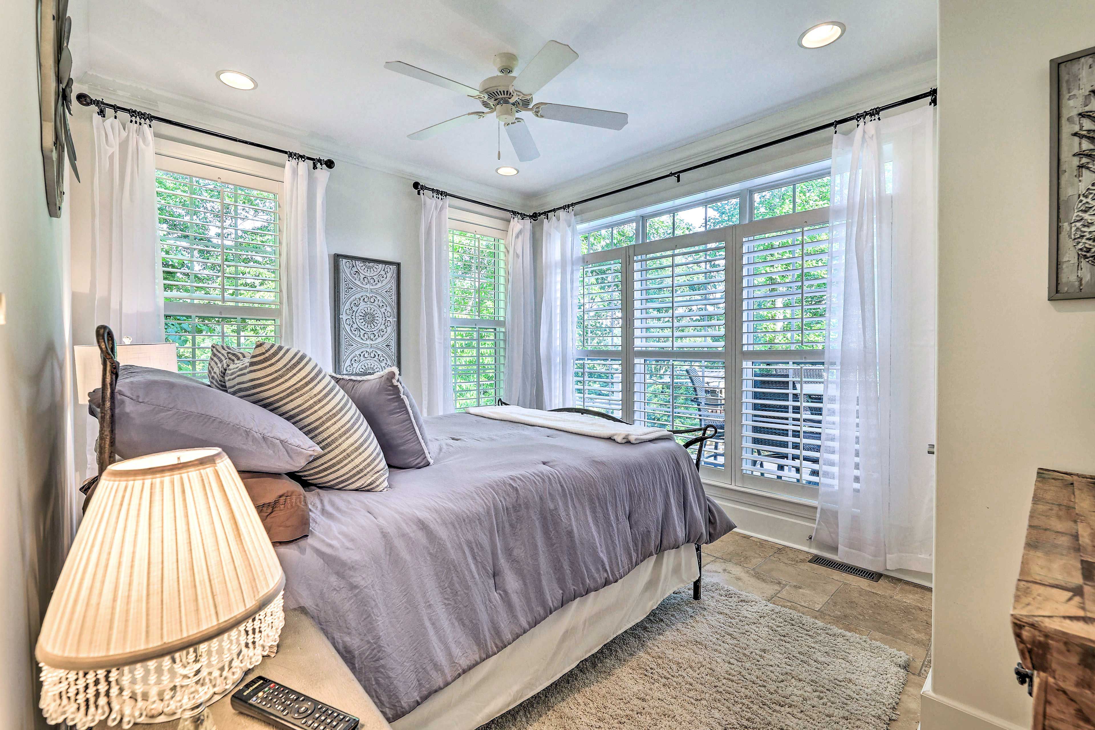 Bedroom 2 | Queen Bed | Smart TV | Main Level