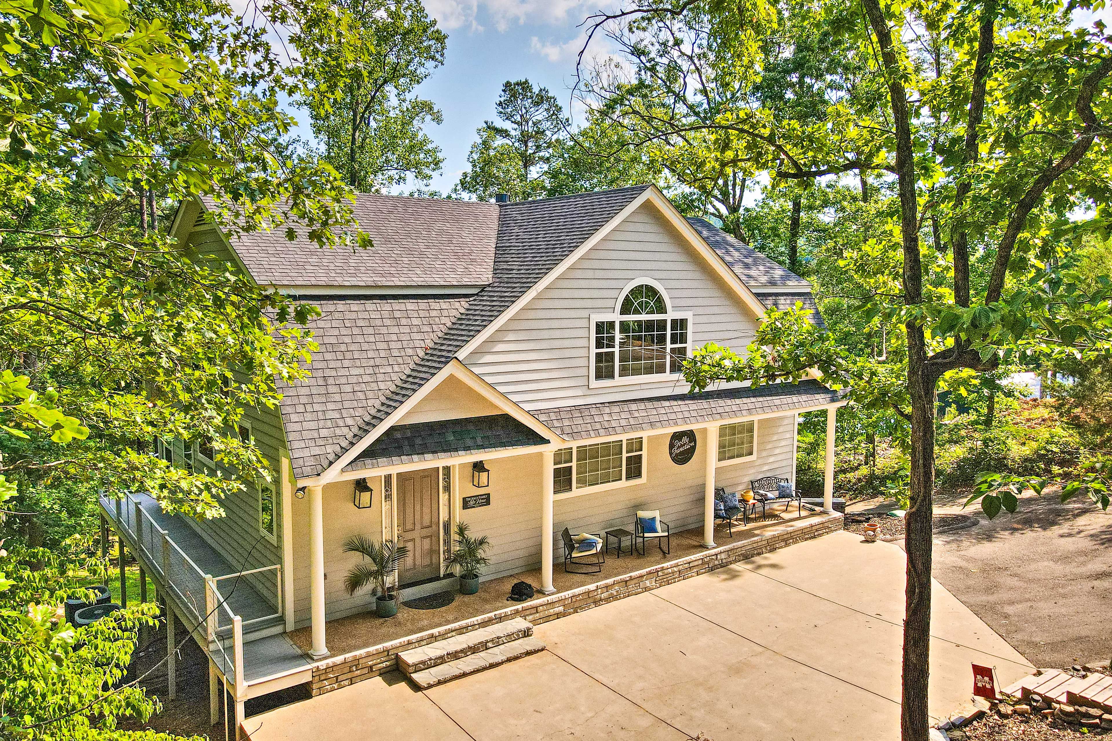 Exterior | Driveway (6 Vehicles)