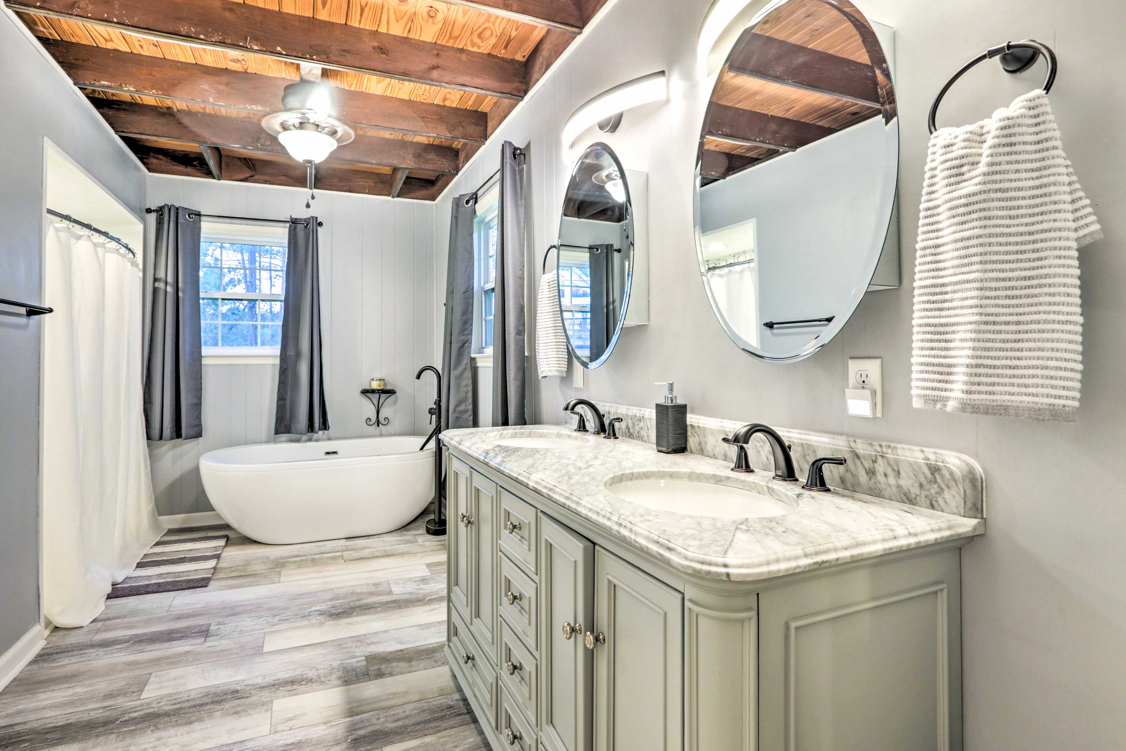 En-Suite Bathroom | Towels Provided