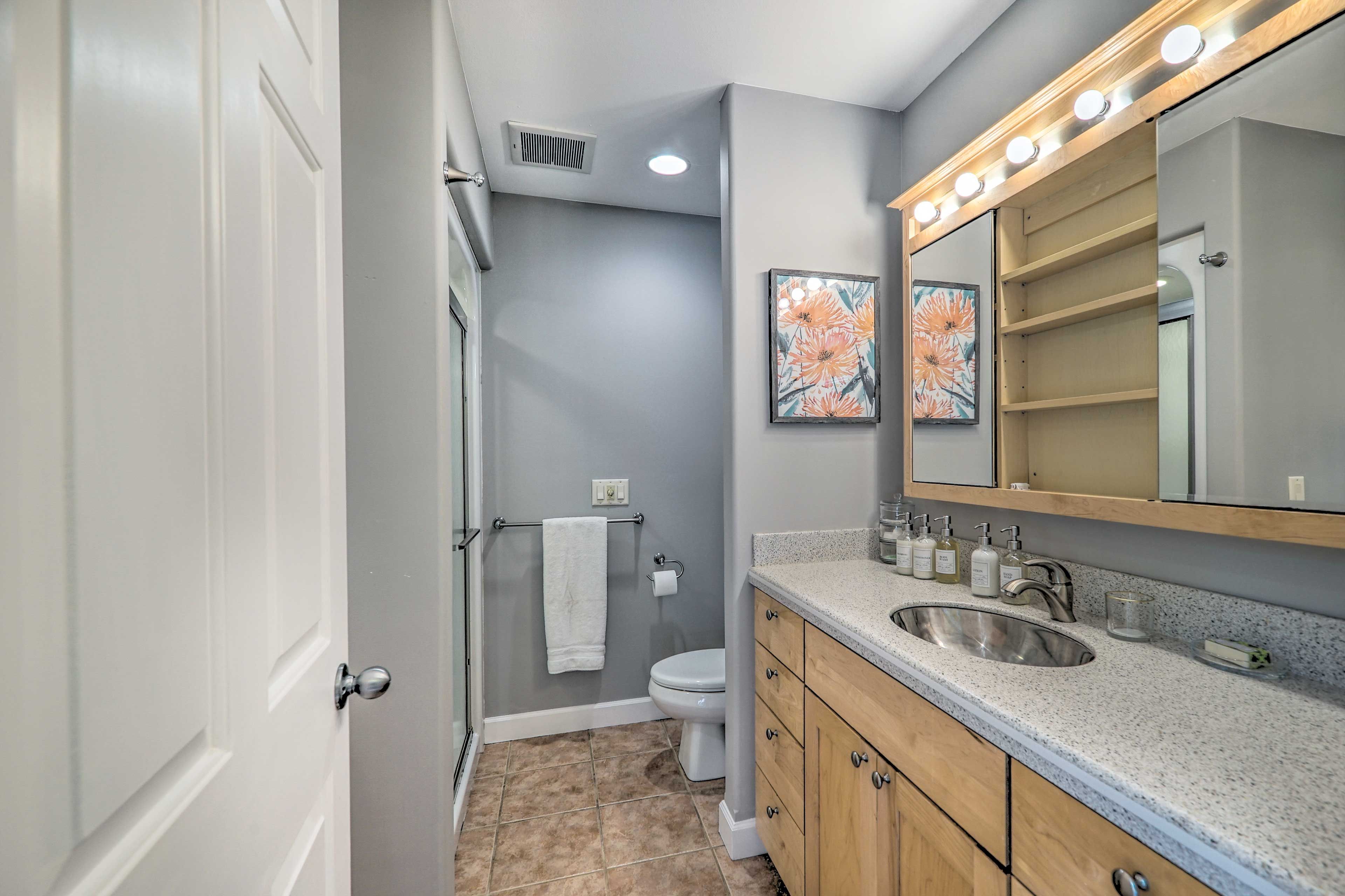 Full Bathroom | Towels Provided | Complimentary Toiletries
