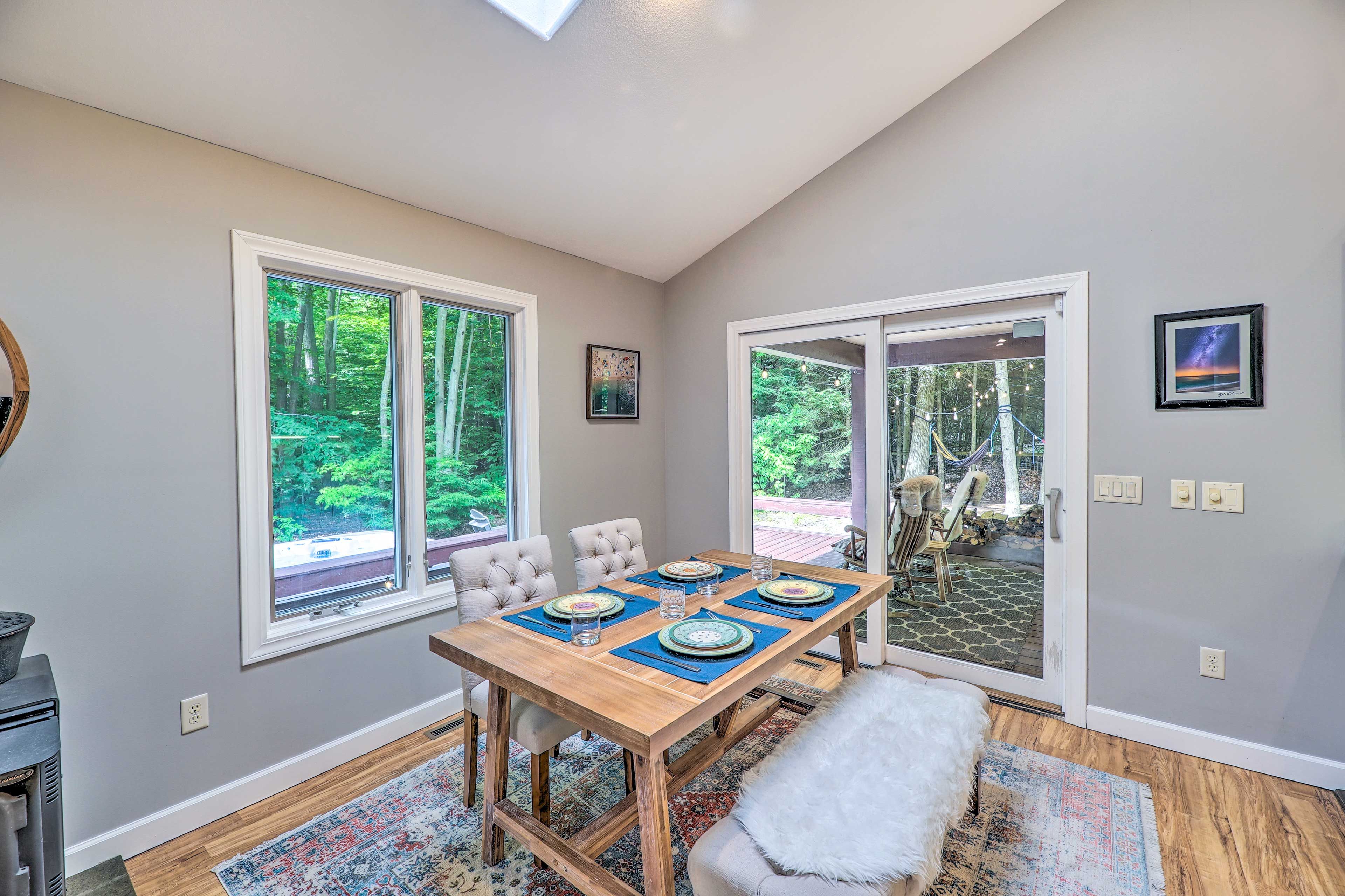 Dining Area | Dishware & Flatware Provided