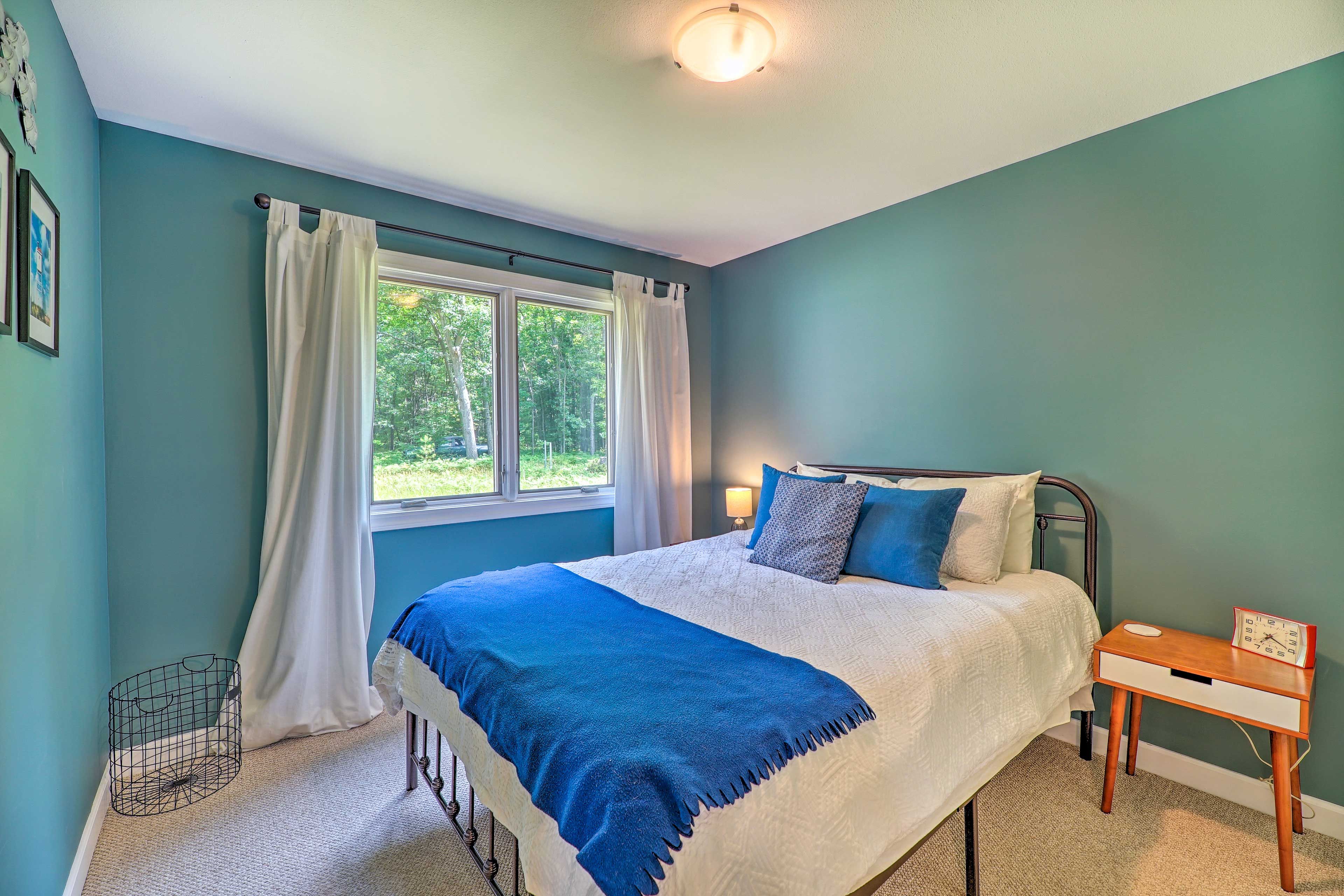 Bedroom 3 | Queen Bed
