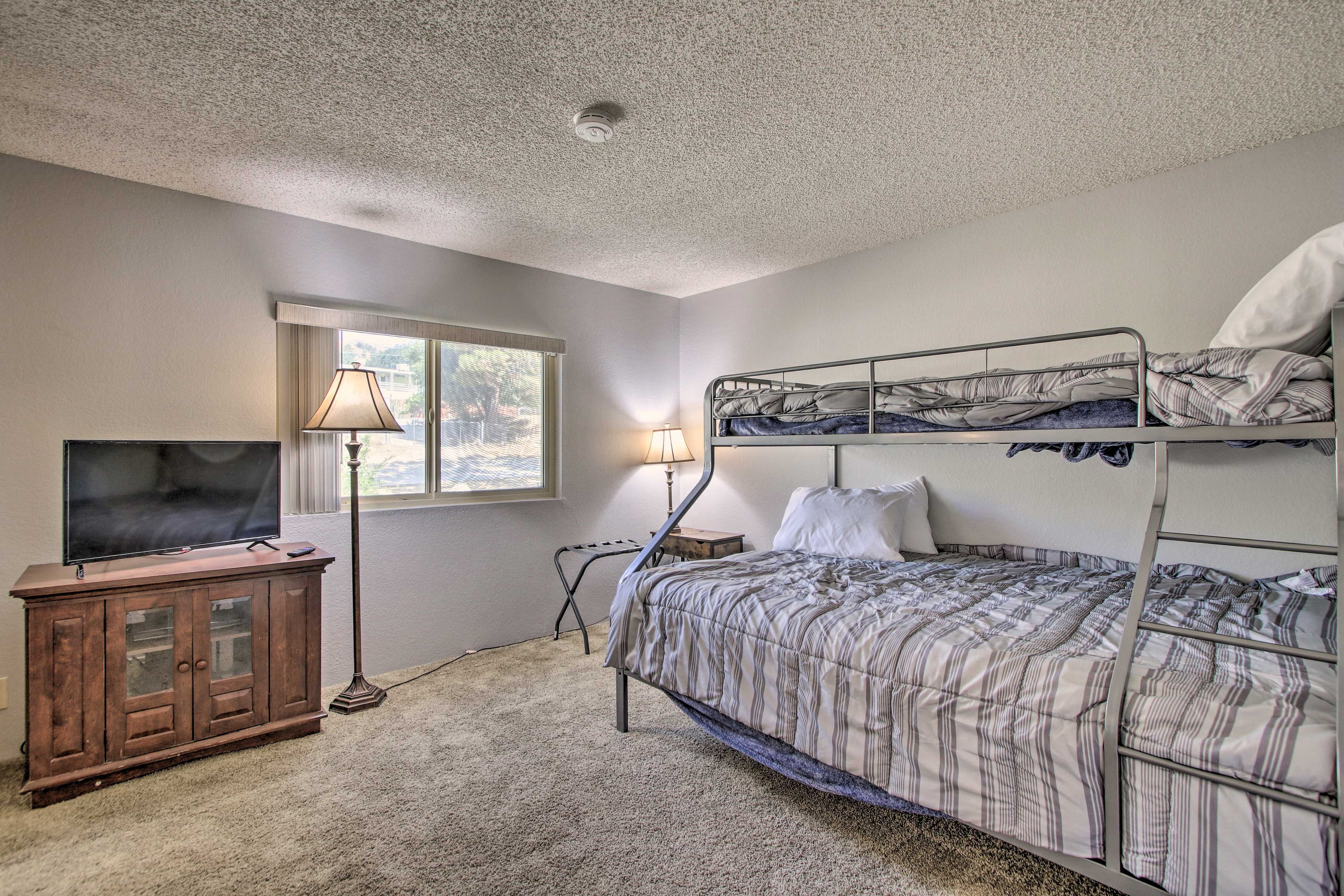 Bedroom 2 | Twin/Queen Bunk Bed